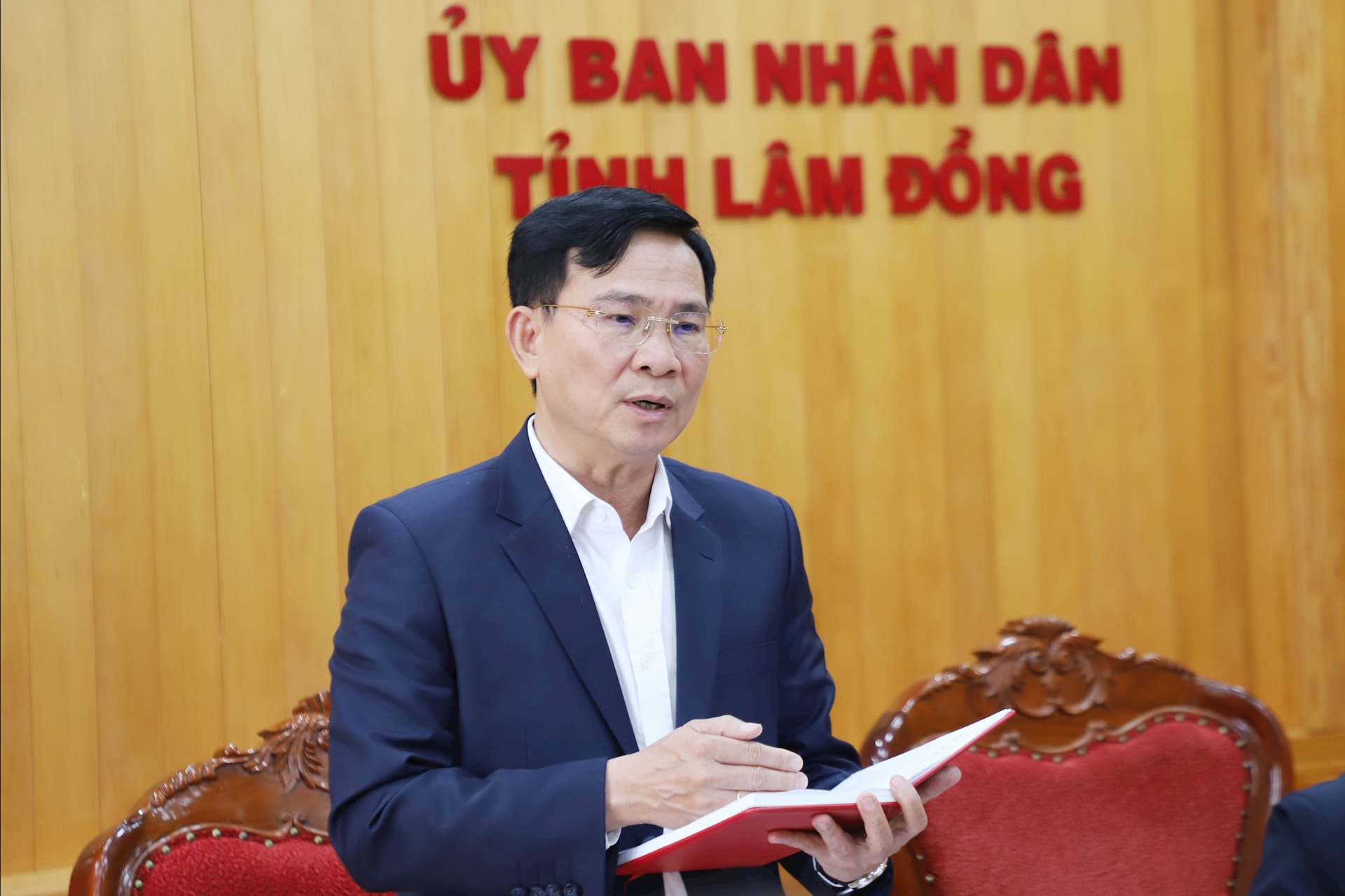 İl Parti Komitesi Başkan Yardımcısı ve İl Halk Komitesi Başkanı Ho Van Muoi, ilgili departman ve kurumlardan sağlık sektörüne insan kaynakları çekmeye yönelik politikalar konusunda tavsiyede bulunmalarını istedi.