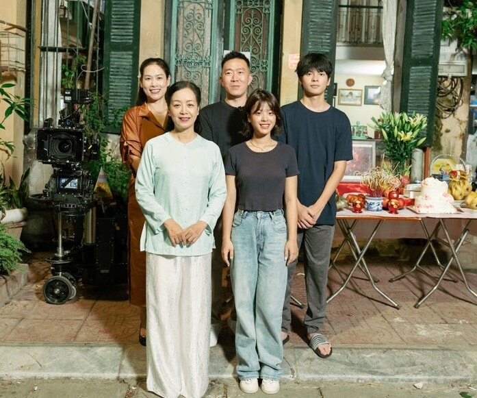 Trần Tú bên cạnh các bạn diễn trong bộ phim điện ảnh đầu tay.