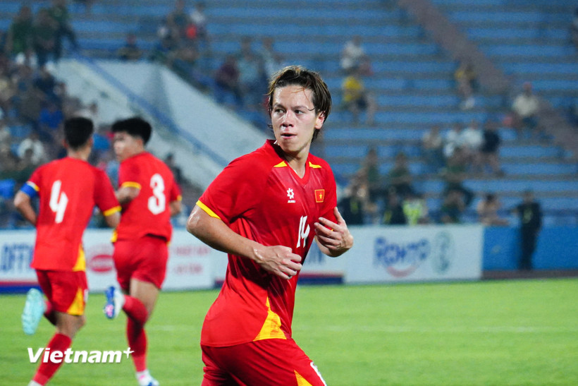 Tiền vệ Việt kiều Viktor Lê có lần đầu đá chính tại SEA Games 33. (Ảnh: Việt Anh/Vietnam+)