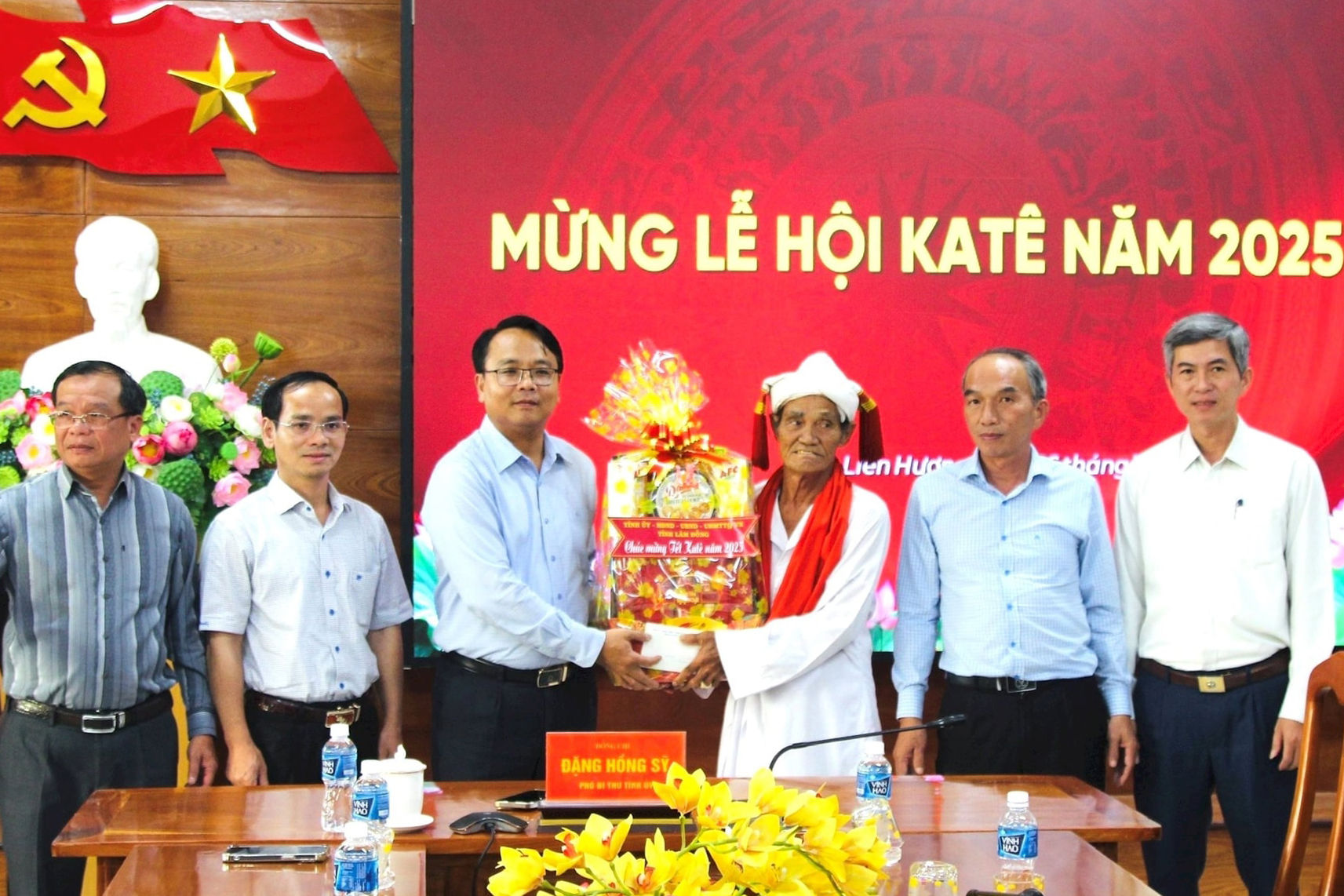 pho-bi-thu-thuong-truc-tinh-uy-dang-hong-sy-tang-qua-su-ca-thuong-xuan-huu-nhan-tet-kate-nam-2025.jpg