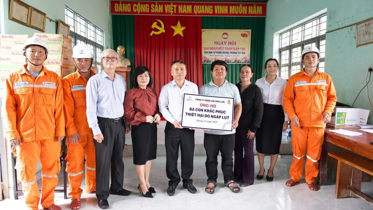 Lãnh đạo Công ty Điện lực Đắk Lắk thăm, tặng quà cho nhân dân các xã bị ảnh hưởng bởi lũ lụt trong những ngày cuối tháng 11 vừa qua. 9969-5063.jpg
