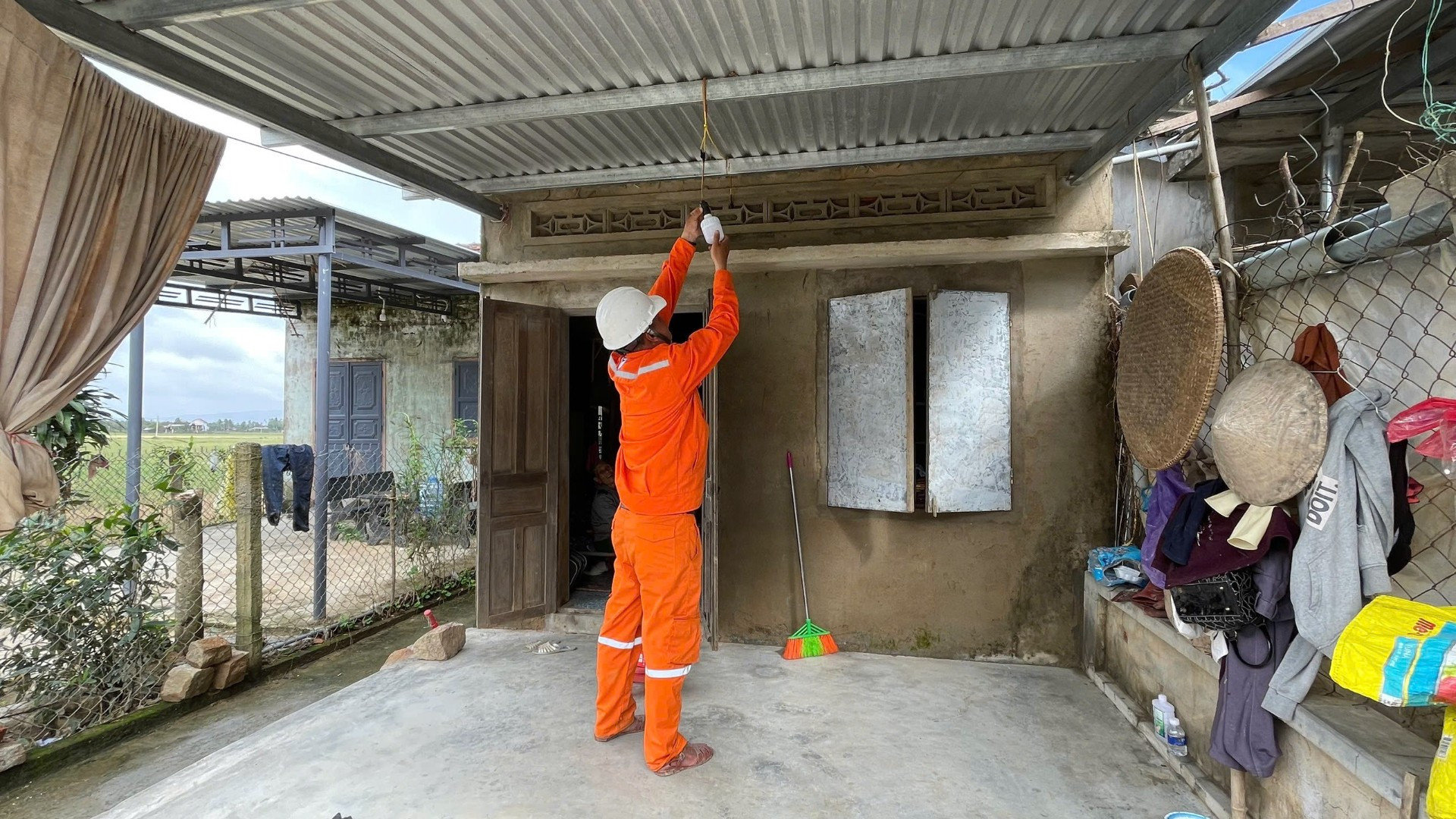 Các đơn vị thuộc Công ty Điện lực Đắk Lắk không chỉ hỗ trợ nhân công mà còn miễn phí toàn bộ chi phí lắp đặt hệ thống đo đếm và hệ thống điện trong các hộ dân bị thiệt hại , tập trung vào các gia đình chính sách, hộ nghèo, hộ có hoàn cảnh đặc biệt khó khăn. 9973-1285.jpg