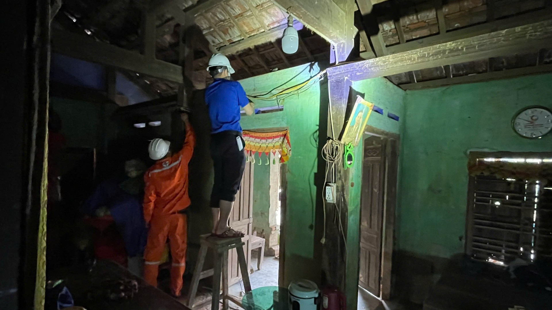 Đồng thời lập danh sách hộ cần sửa chữa hoặc xây mới nhà ở. 9974-8809.jpg