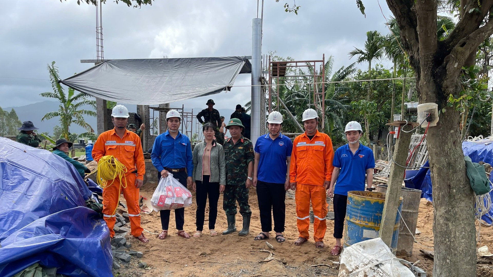 Hỗ trợ miễn phí hệ thống điện trong các hộ dân bị thiệt hại, tập trung vào các gia đình chính sách, hộ nghèo, hộ có hoàn cảnh đặc biệt khó khăn. 9971-3578.jpg