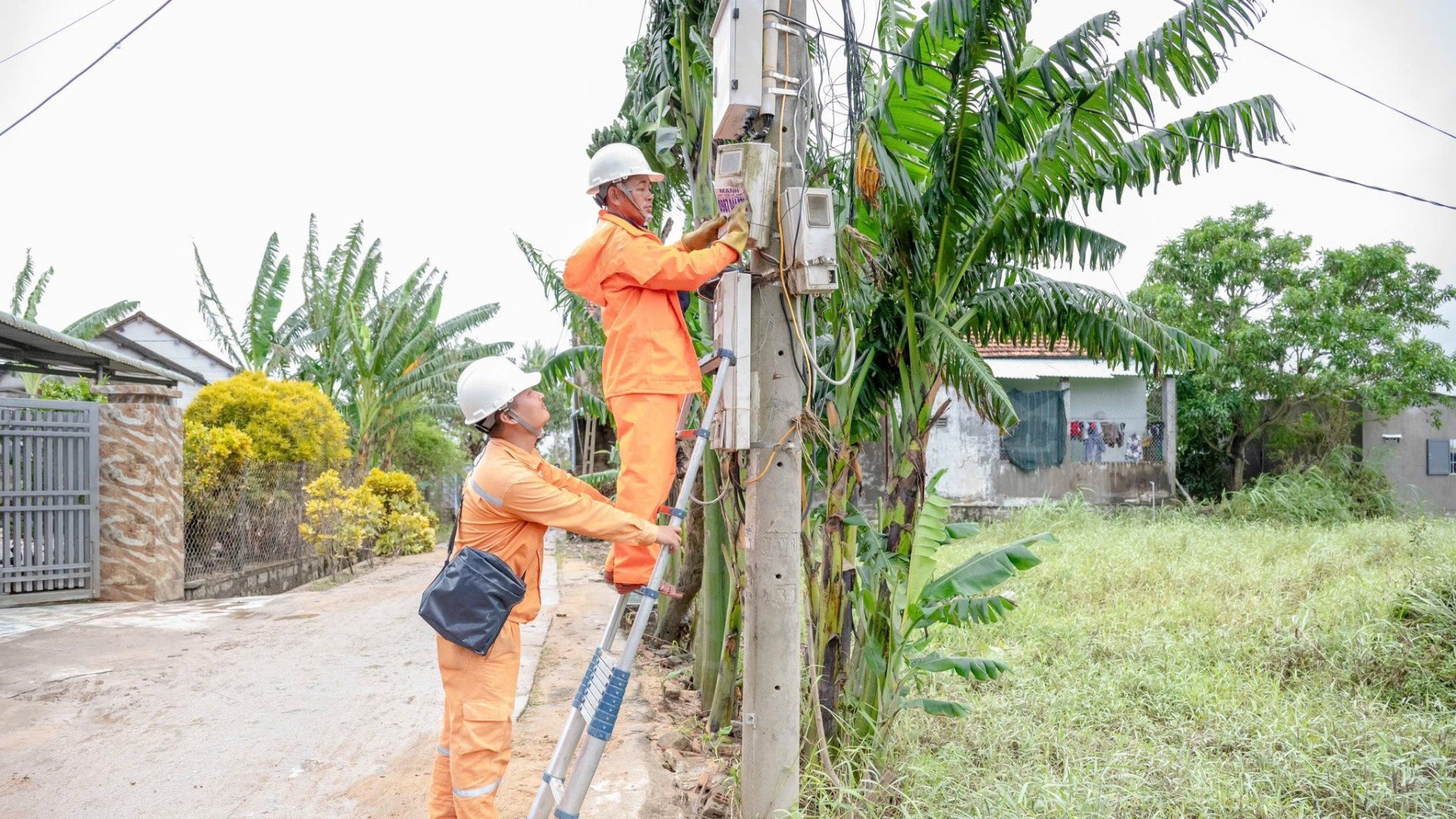 Công ty Điện lực Đắk Lắk đã huy động lực lượng đoàn viên, thanh niên, công nhân các Đội Quản lý điện và phối hợp với chính quyền địa phương để khảo sát mức độ thiệt hại. 9997-1672.jpg