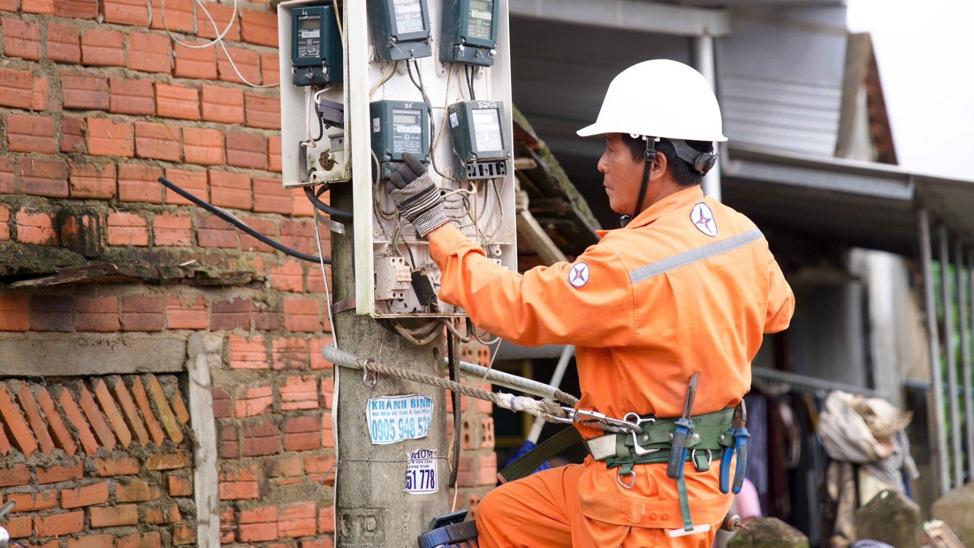 Hiện tại, Công ty đang bố trí nhân lực của Đội Quản lý điện Tây Hòa cùng một số Đội Quản lý điện lân cận tập trung thực hiện các công việc tại vùng rốn lũ Hòa Thịnh. 9999-4237.jpg