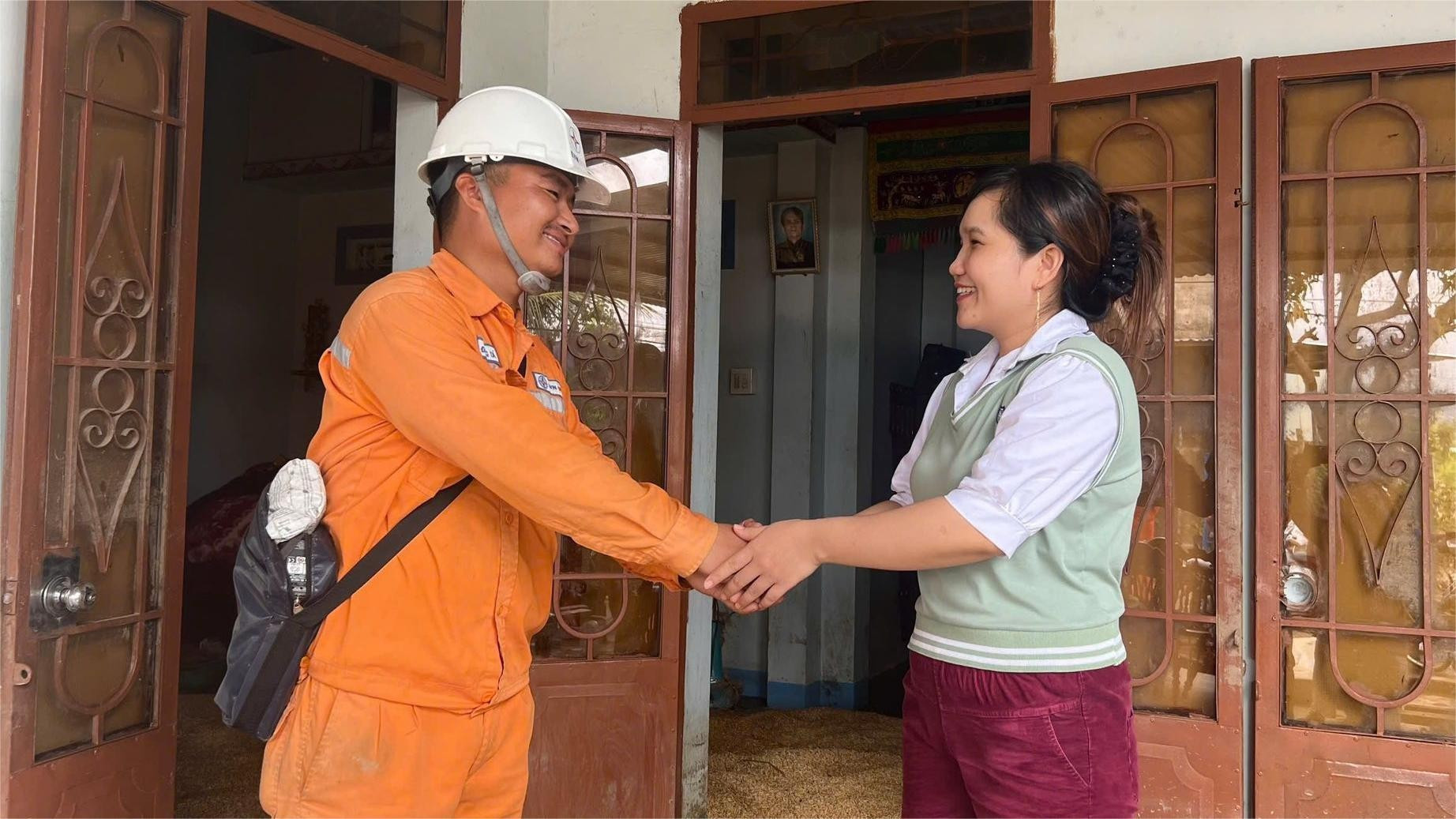 Người dân vùng lũ lụt tỉnh Đắk Lắk hết sức phấn khởi khi được Công ty Điện lực Đắk Lắk hỗ trợ miễn phí toàn bộ chi phí lắp đặt hệ thống đo đếm và hệ thống điện trong các hộ dân bị thiệt hại. 9989-9602-7451.jpg