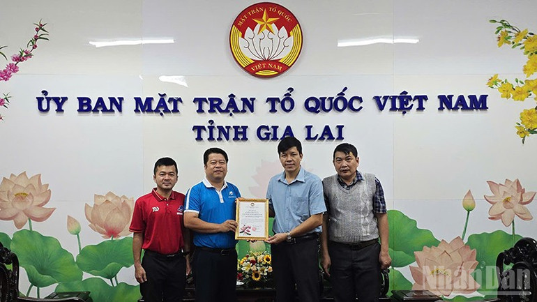 Đồng chí Đinh Ngọc Hải trao Thư cảm ơn đến Trường đại học Mở Thành phố Hồ Chí Minh. ndo_br_a1.jpg