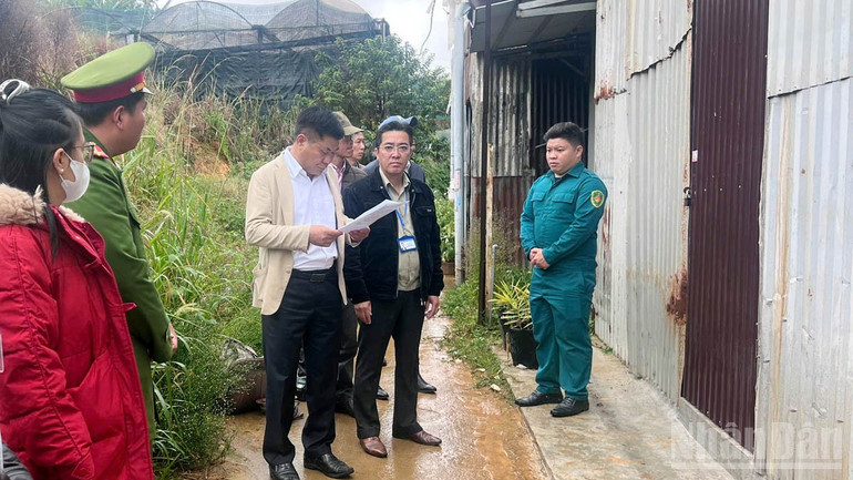 Phó Chủ tịch Ủy ban nhân dân phường Xuân Trường-Đà Lạt Nguyễn Văn Sơn đọc quyết định cưỡng chế phá dỡ 6 công trình vi phạm. ndo_br_6.jpg