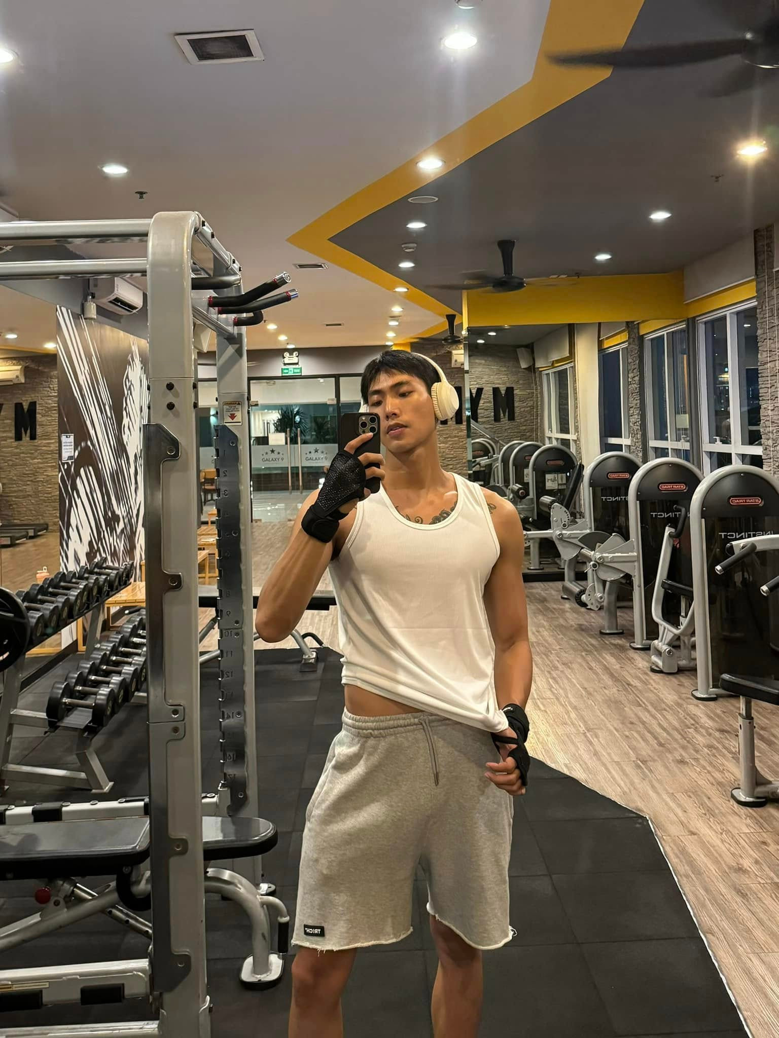Người mẫu Hữu Long trong một buổi tập tại phòng gym