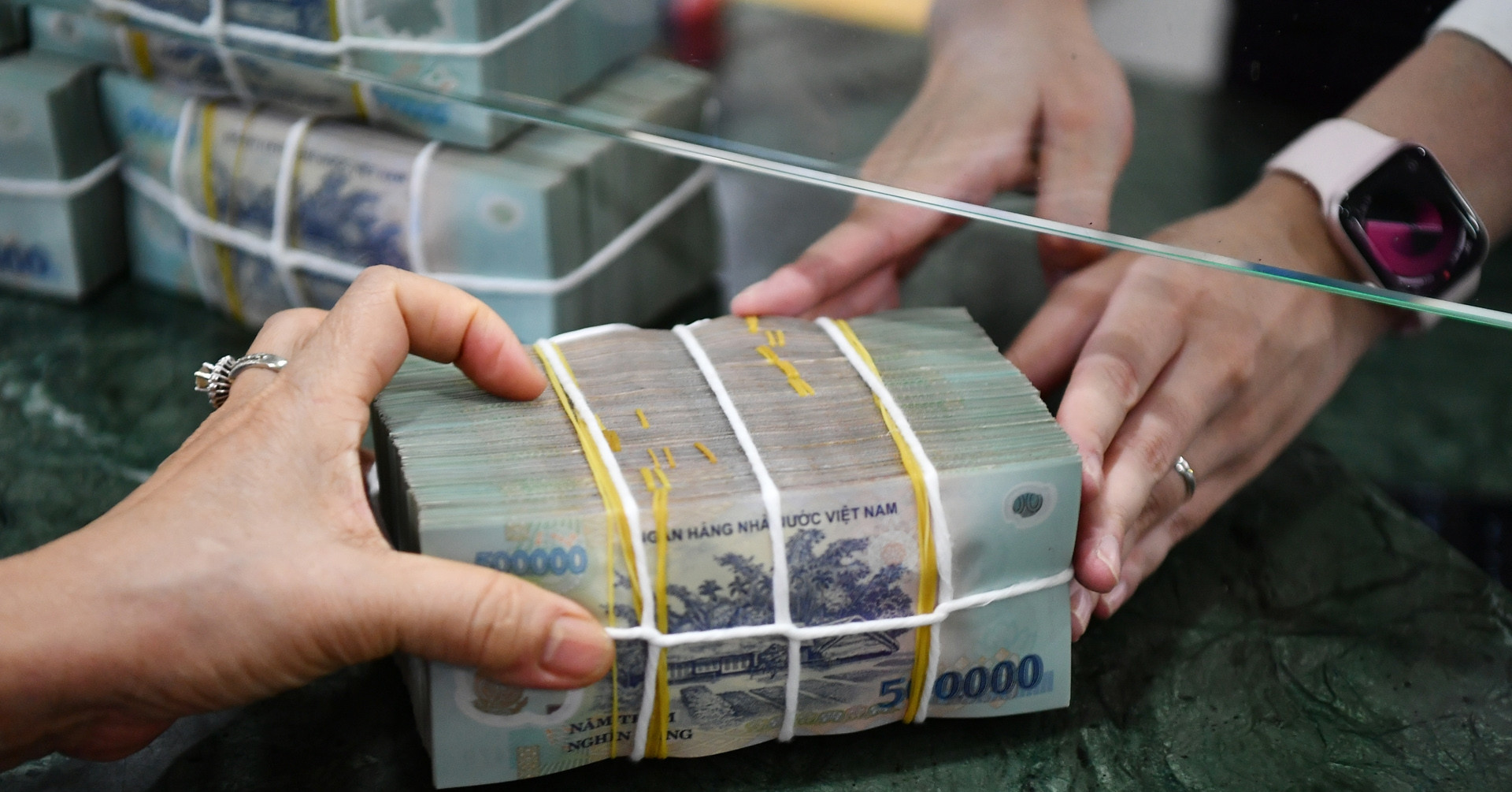 Biểu lãi suất ngân hàng thay đổi trong bối cảnh nhiều nhà băng điều chỉnh