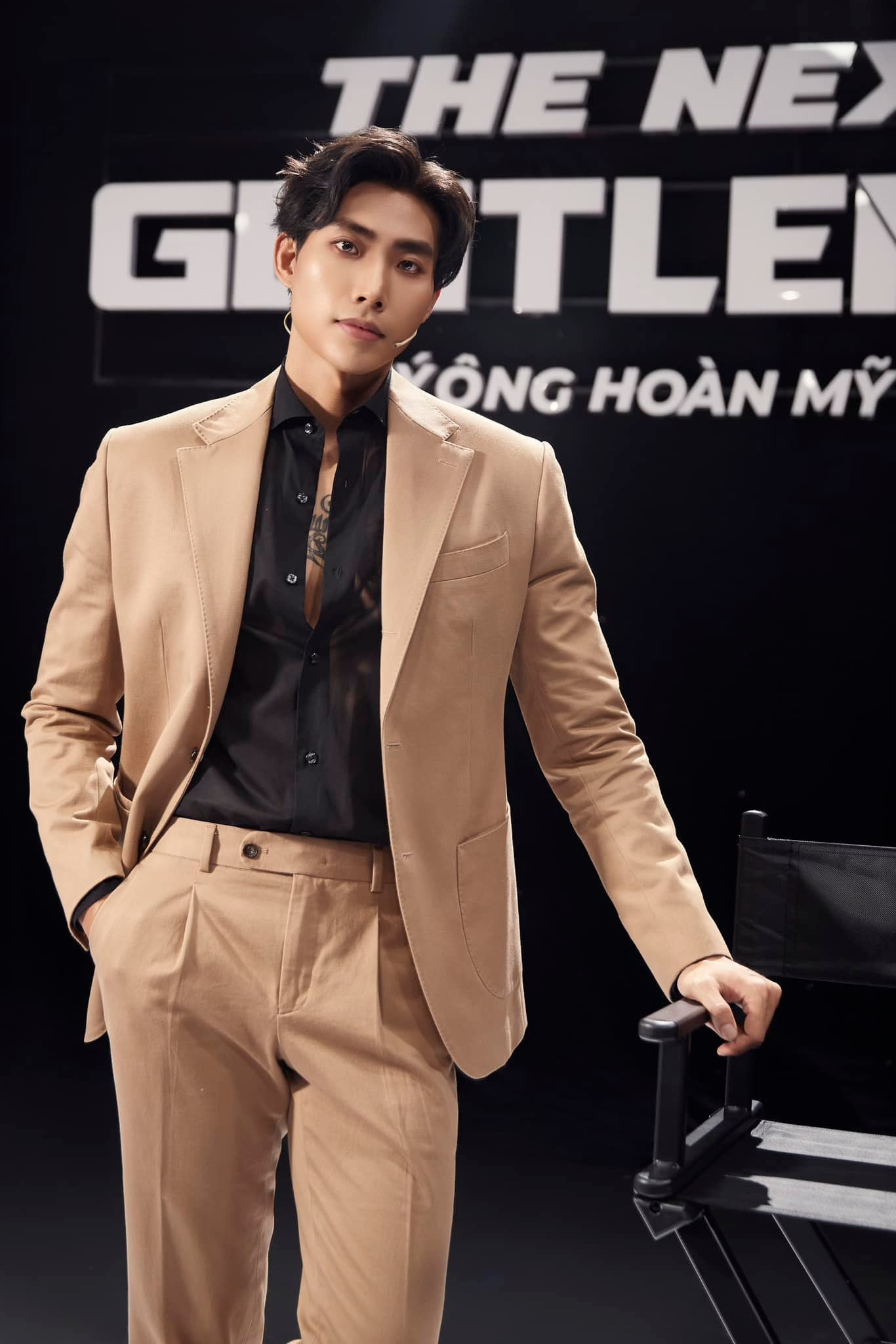 Người mẫu Hữu Long trình diễn trên sàn catwalk