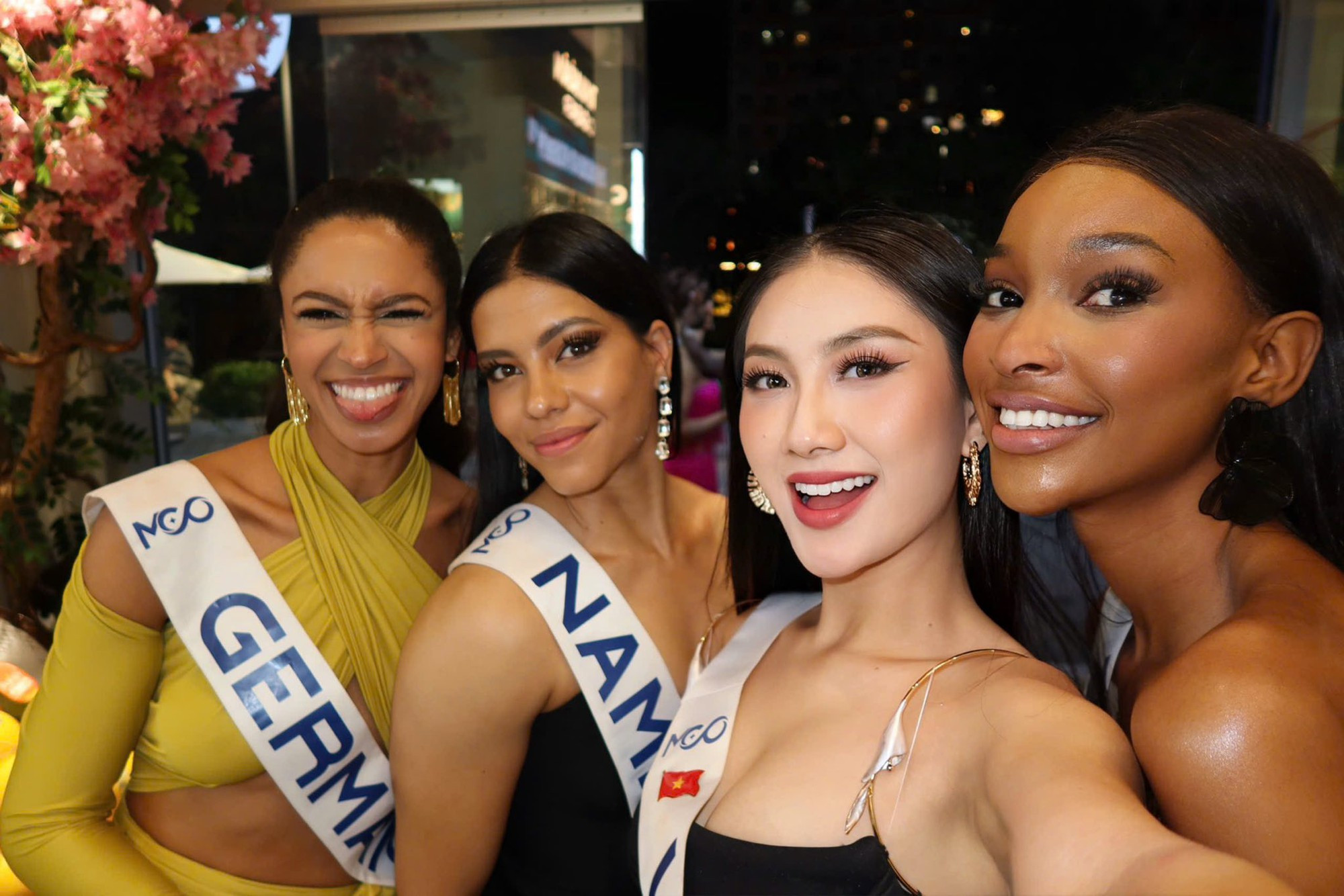 Hoa hậu Phương Linh trình diễn áo dài tại Miss Cosmo 2025 với phong thái tự tin.