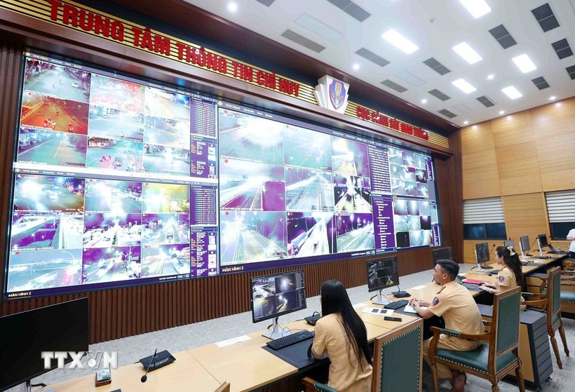 Cán bộ, chiến sỹ Cảnh sát gioa thông giám sát giao thông 24/24 bằng camera AI tại trung tâm thông tin chỉ huy thuộc Cục Cảnh sát giao thông, Bộ Công an. (Ảnh: Phạm Kiên/TTXVN)
