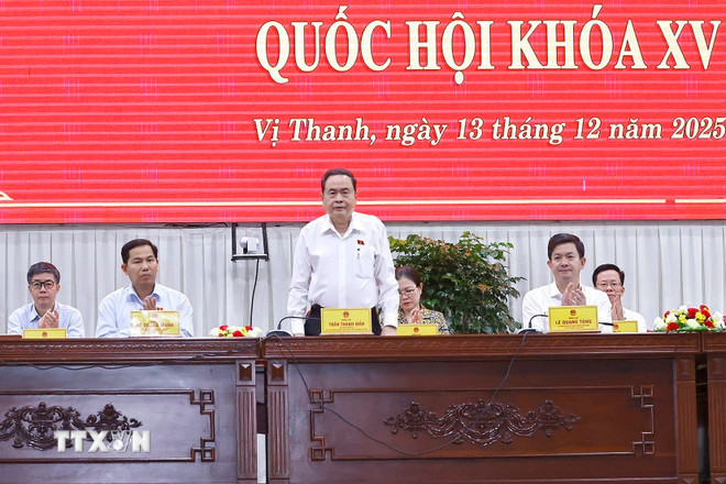 ttxvn-chu-tich-quoc-hoi-tiep-xuc-cu-tri-can-tho-2.jpg