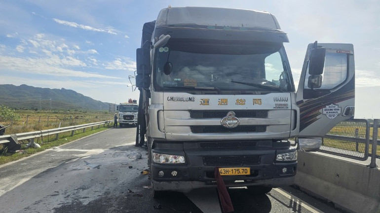 Chiếc xe tải bị tông đuôi xe. 9198e2af96d4198a40c5-5713.jpg