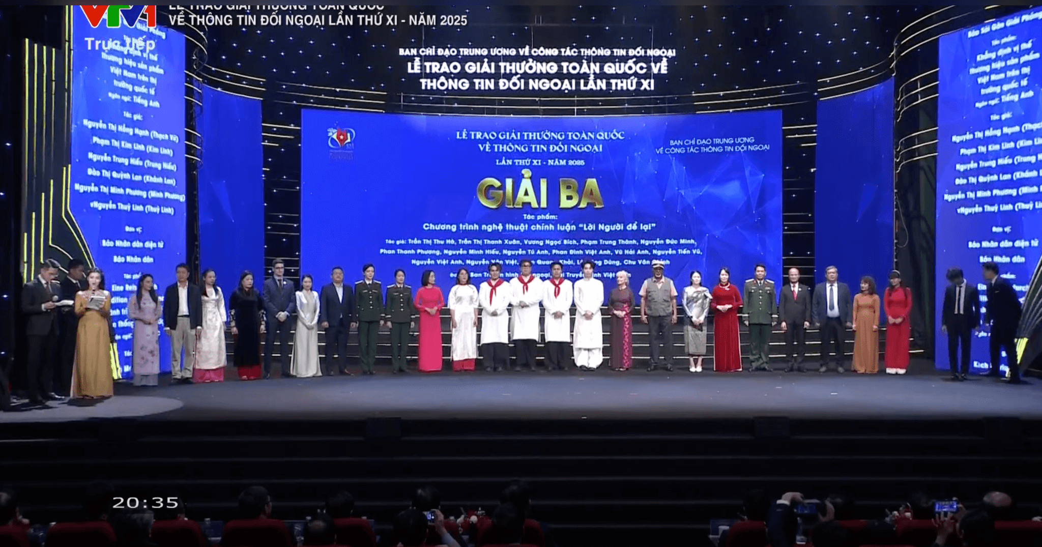 Đại diện nhóm tác giả lên nhận giải Ba