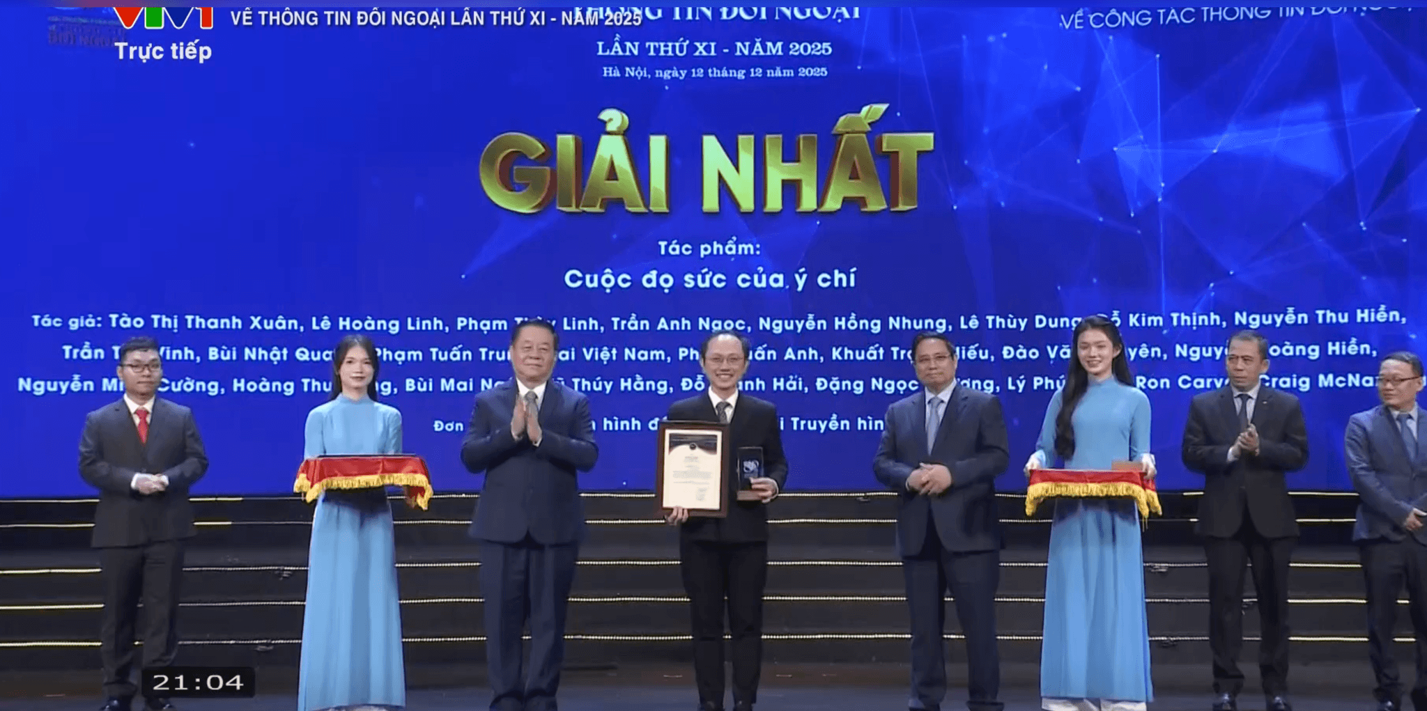 Nhà báo Lê Hoàng Linh đại diện nhóm tác giả phim tài liệu Cuộc đọ sức của ý chí vinh dự nhận giải Nhất thể loại Truyền hình.