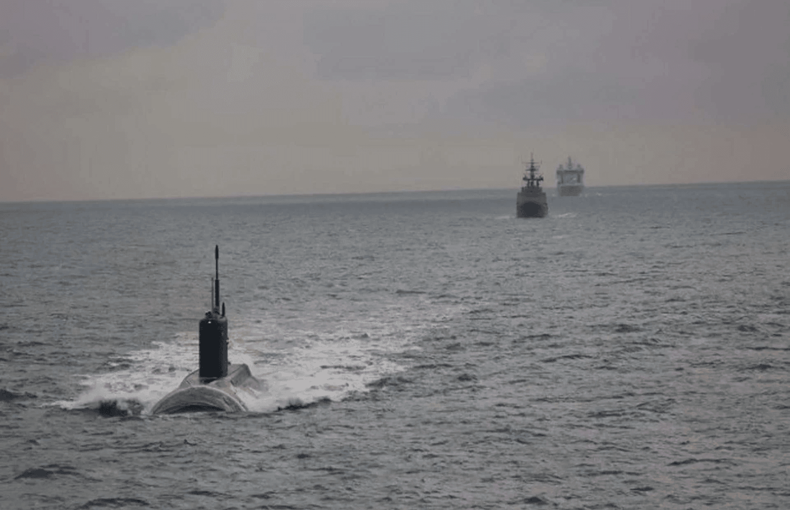 Trực thăng Merlin của Hải quân Hoàng gia Anh từ tàu RFA Tidesurge đang theo dõi tàu ngầm Krasnodar của Nga trên biển