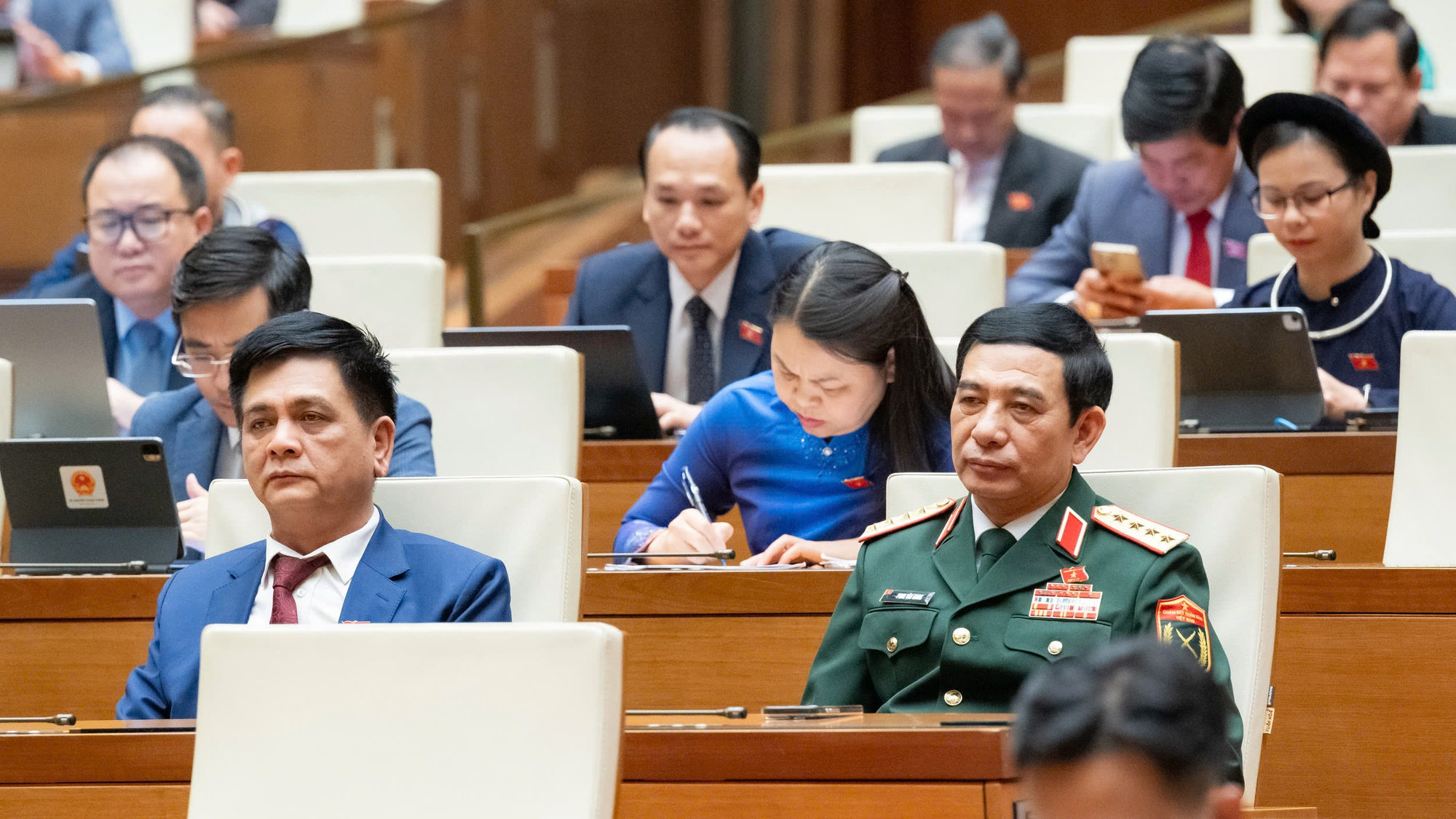 Quốc hội quyết nghị về phụ cấp, tiền lương, lương hưu, trợ cấp cùng nhiều vấn đề quốc kế, dân sinh- Ảnh 8.