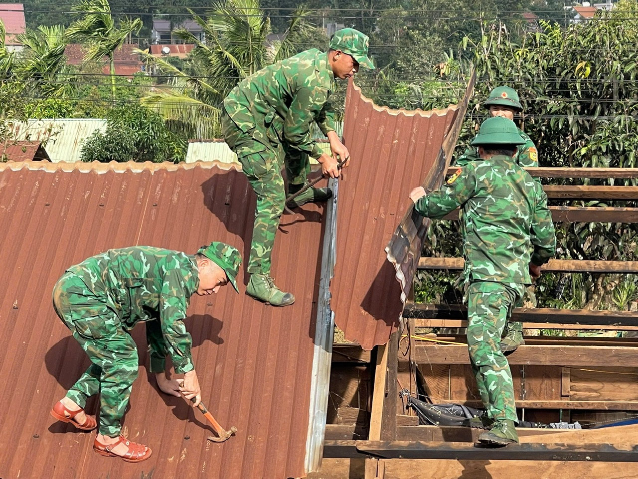 Ngoài hỗ trợ kinh phí, cán bộ, chiến sĩ Đồn Biên phòng cửa khẩu Thuận An còn trực tiếp tháo dỡ mái tôn cũ và lợp lại mái nhà cho gia đình