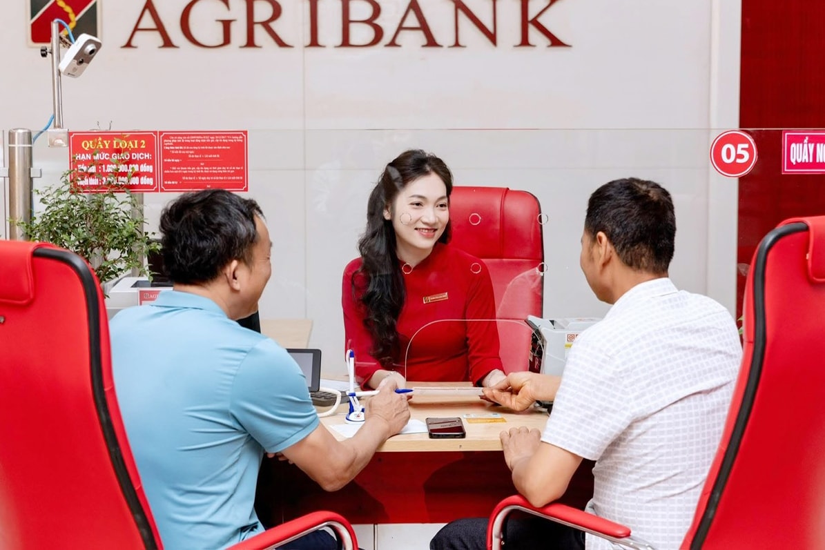 បុគ្គលិកនៃធនាគារកសិកម្ម និងអភិវឌ្ឍន៍ជនបទ សាខាដាក់ណុង ផ្តល់ដំបូន្មានដល់អាជីវកម្មនានាលើគោលនយោបាយប្រាក់កម្ចី។