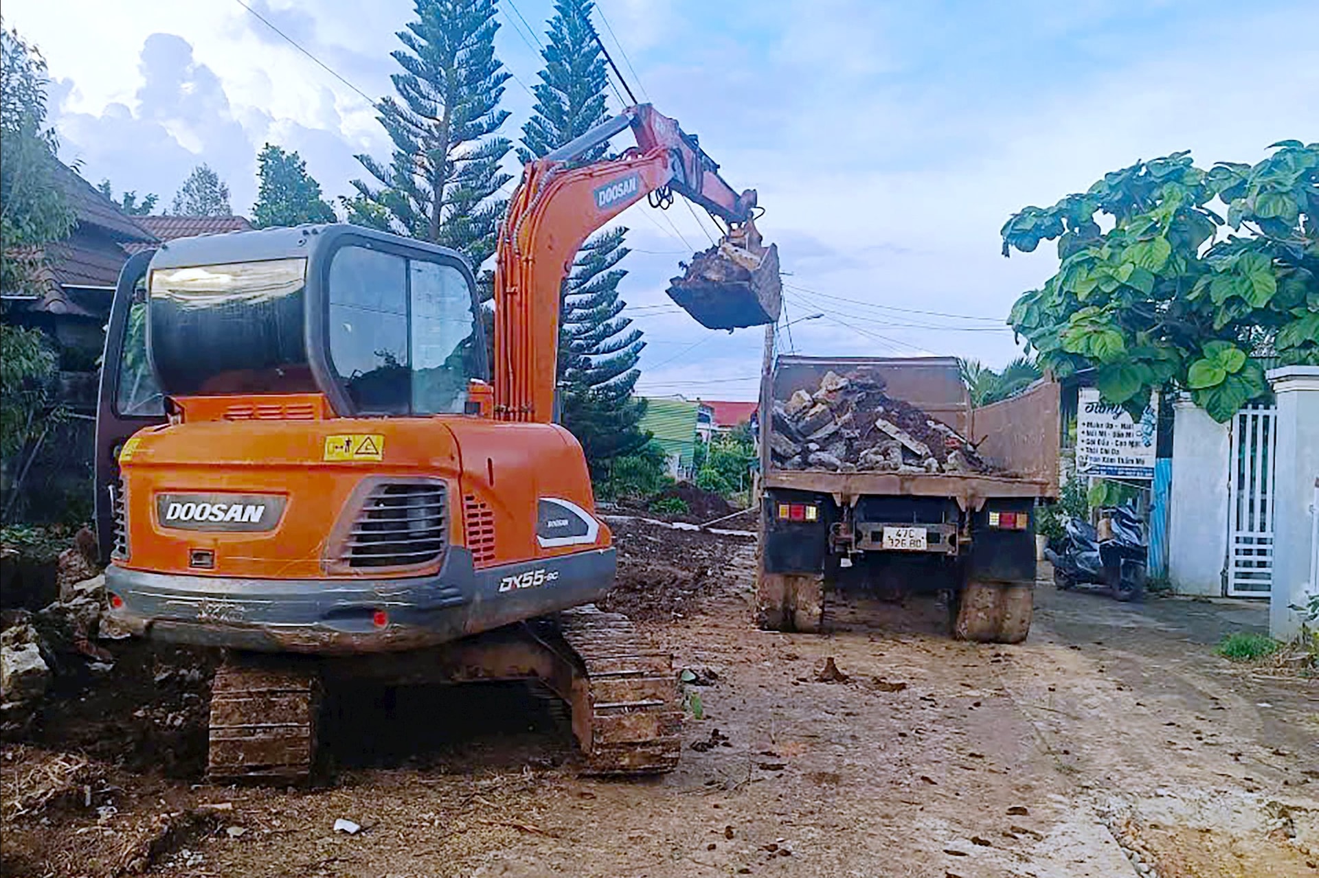 គាត់ធ្វើការនៅលើផ្លូវហាយវេលេខ ១។