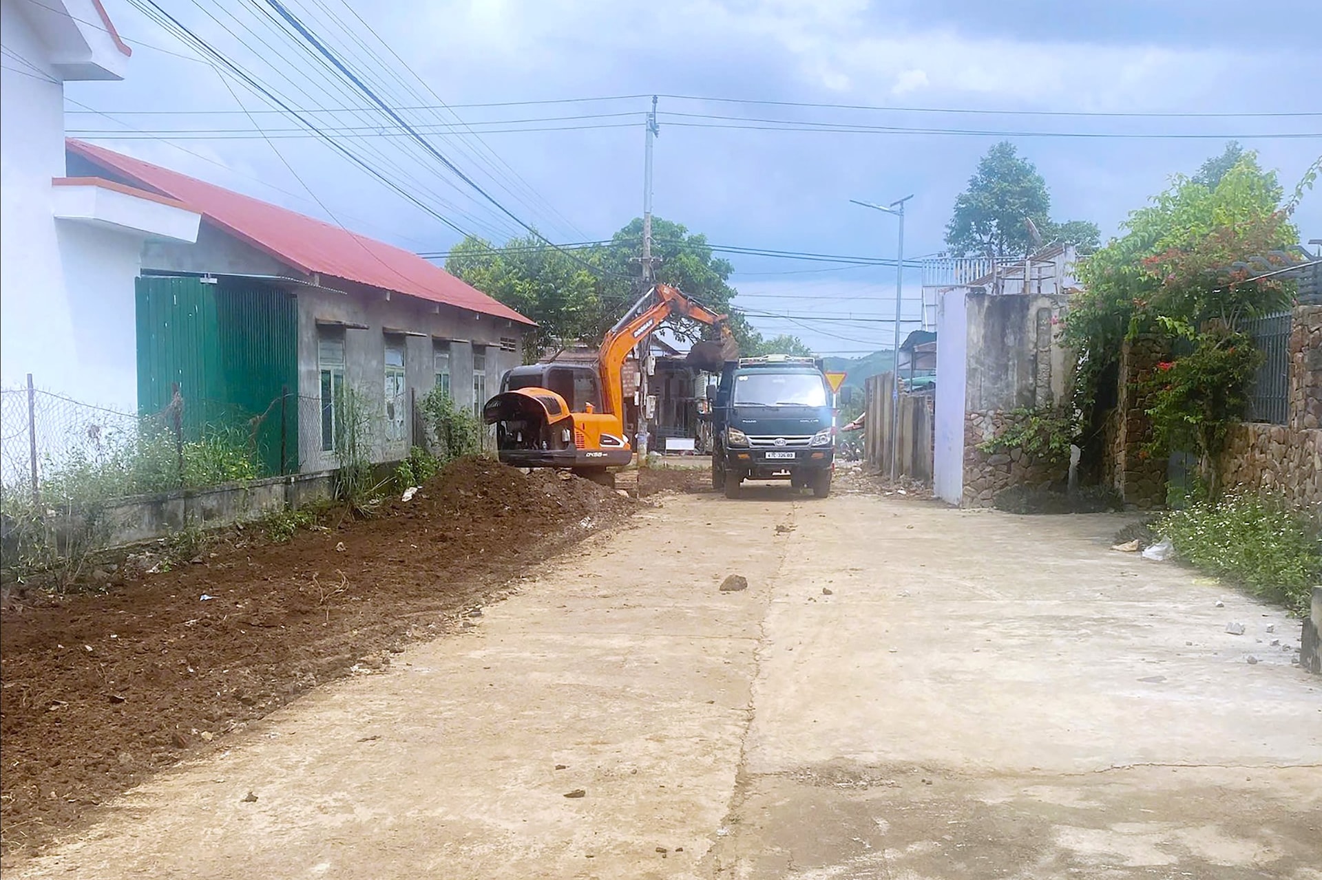 គាត់ធ្វើការនៅផ្លូវជាតិលេខ ៣។