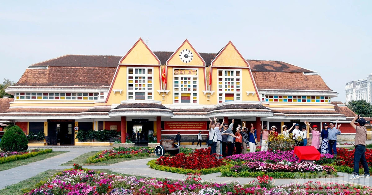 Trải nghiệm và thưởng thức cà-phê Việt trên hành trình chuyến tàu cổ Đà Lạt