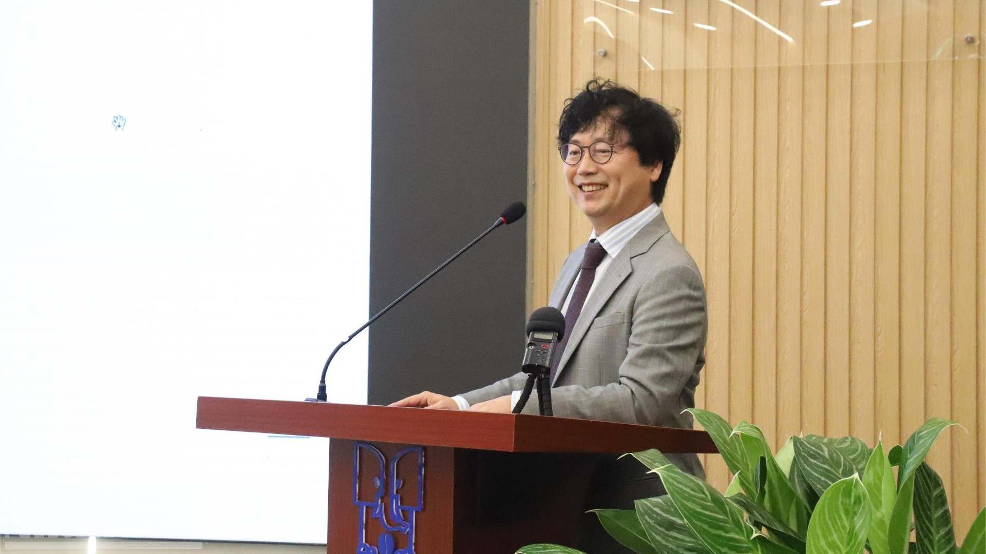 Ông Ahn Myung-kyu, Chủ tịch Coffee Myungga, Chủ tịch Hiệp hội Cà-phê Daegu hết sức phấn khởi khi nghe câu chuyện về cà-phê đặc sản Việt Nam Robusta. ndo_bl_img-9110-2605.jpg
