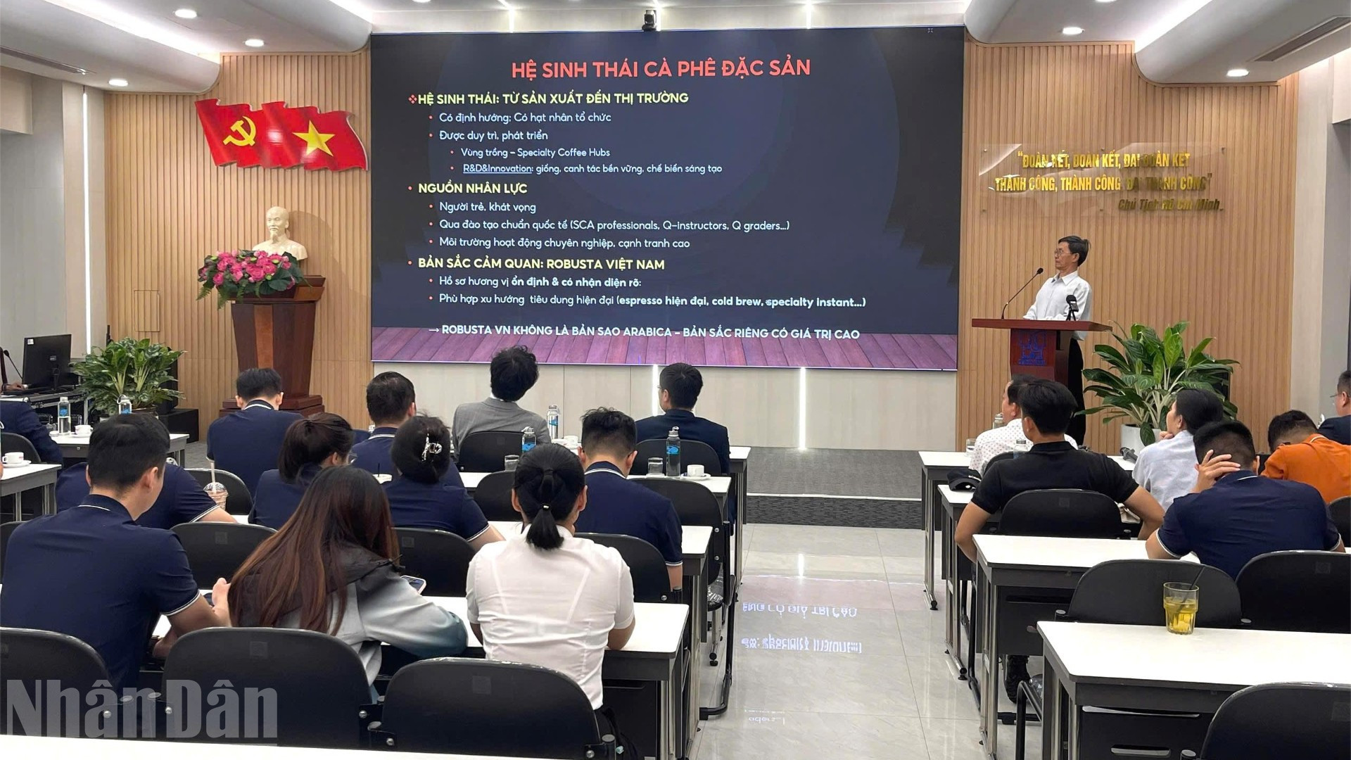 Ông Trịnh Đức Minh, Chủ tịch Hiệp hội Cà-phê Buôn Ma Thuột giới thiệu về hệ sinh thái cà-phê đặc sản của Việt Nam. ndo_bl_img-7735-6450.jpg