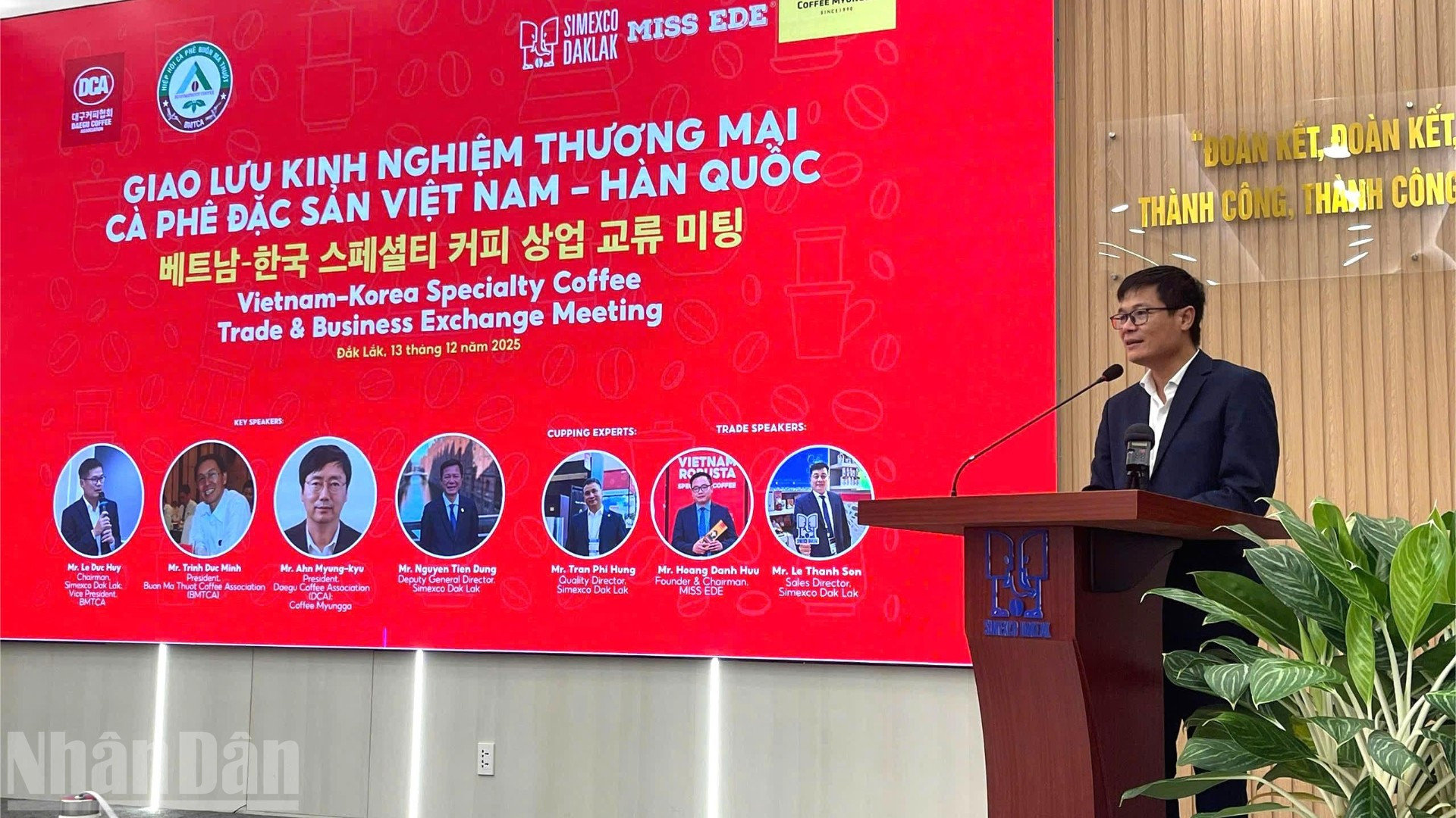 Ông Lê Đức Huy, Chủ tịch Hội đồng thành viên Simexco Đắk Lắk chia sẻ về quá trình xây dựng thương hiệu cà-phê đặc sản Việt Nam Robusta và xuất khẩu cà-phê của Simexco Đắk Lắk tại buổi giao lưu. ndo_bl_img-7730-6850.jpg