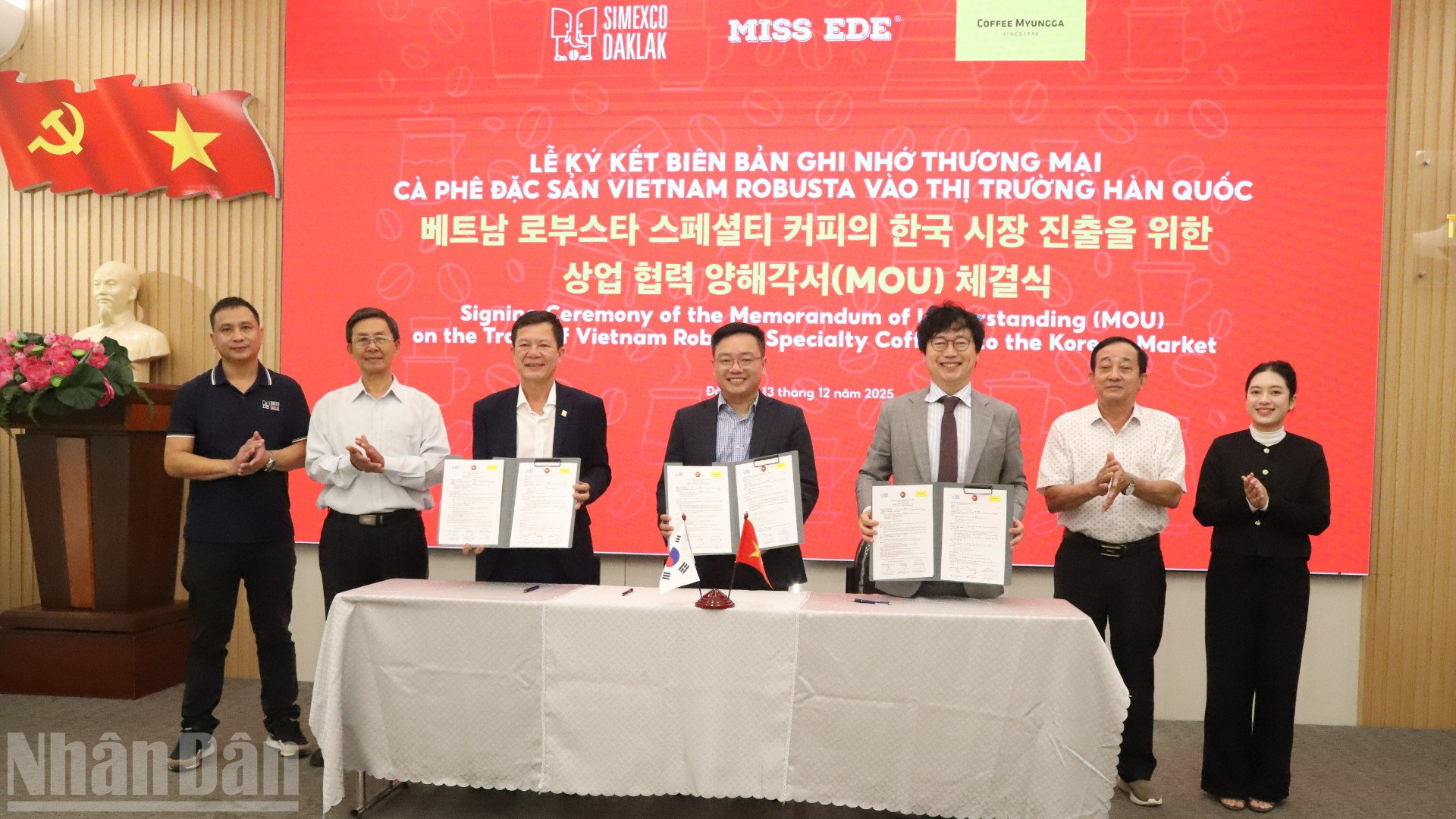Ông Ahn Myung-kyu, Chủ tịch Coffee Myungga (Hàn Quốc) và đại diện Simexco Đắk Lắk và thương hiệu Miss Ede ký kết biên bản ghi nhớ Dubai palace dubaicasino88 bốc thăm lì xì cà-phê đặc sản Việt Nam Robusta vào Dubai88 hiện đang mở Hàn Quốc. ndo_bl_img-9265-7743.jpg