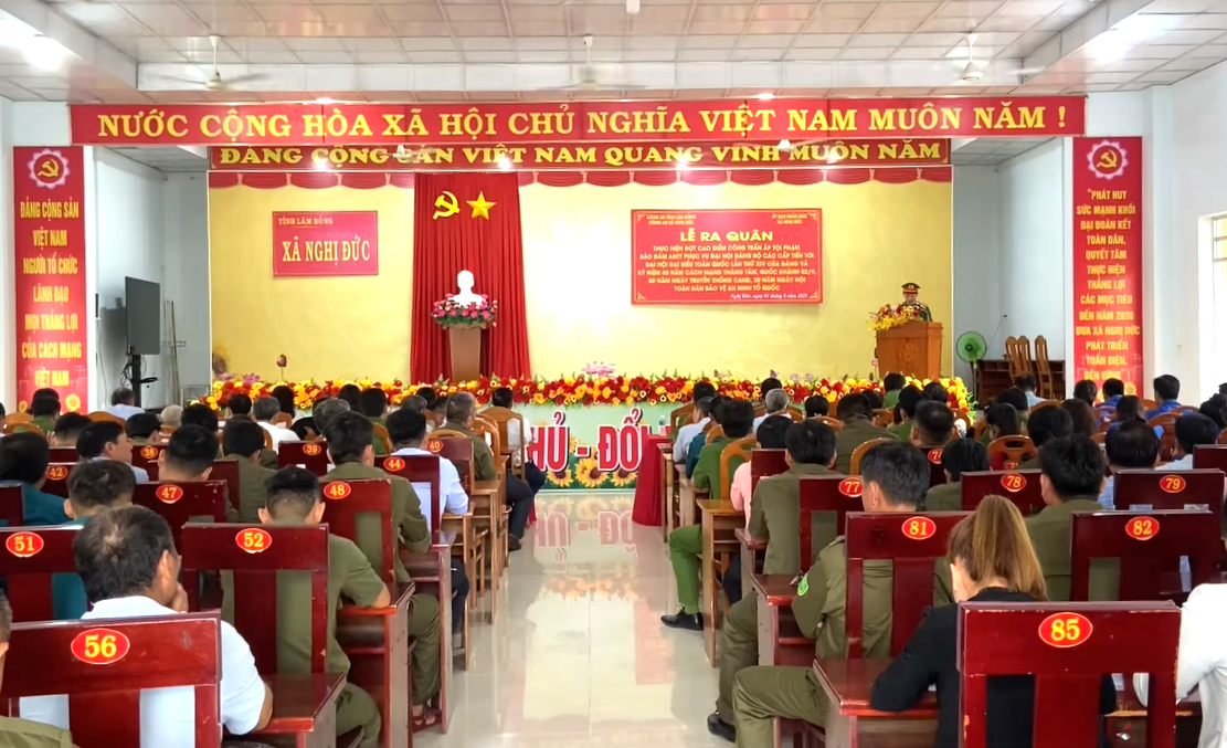 នគរបាលឃុំងីឌឹកកំពុងដាក់ពង្រាយភារកិច្ចរបស់ពួកគេនៅក្នុងក្បួនដង្ហែរយោធាដើម្បីវាយប្រហារ និងបង្ក្រាបឧក្រិដ្ឋជន។