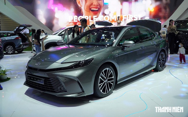 Toyota giảm giá cho nhiều mẫu xe hybrid thông qua hình thức hỗ trợ lệ phí trước bạ. Ảnh: Đình Tuyên