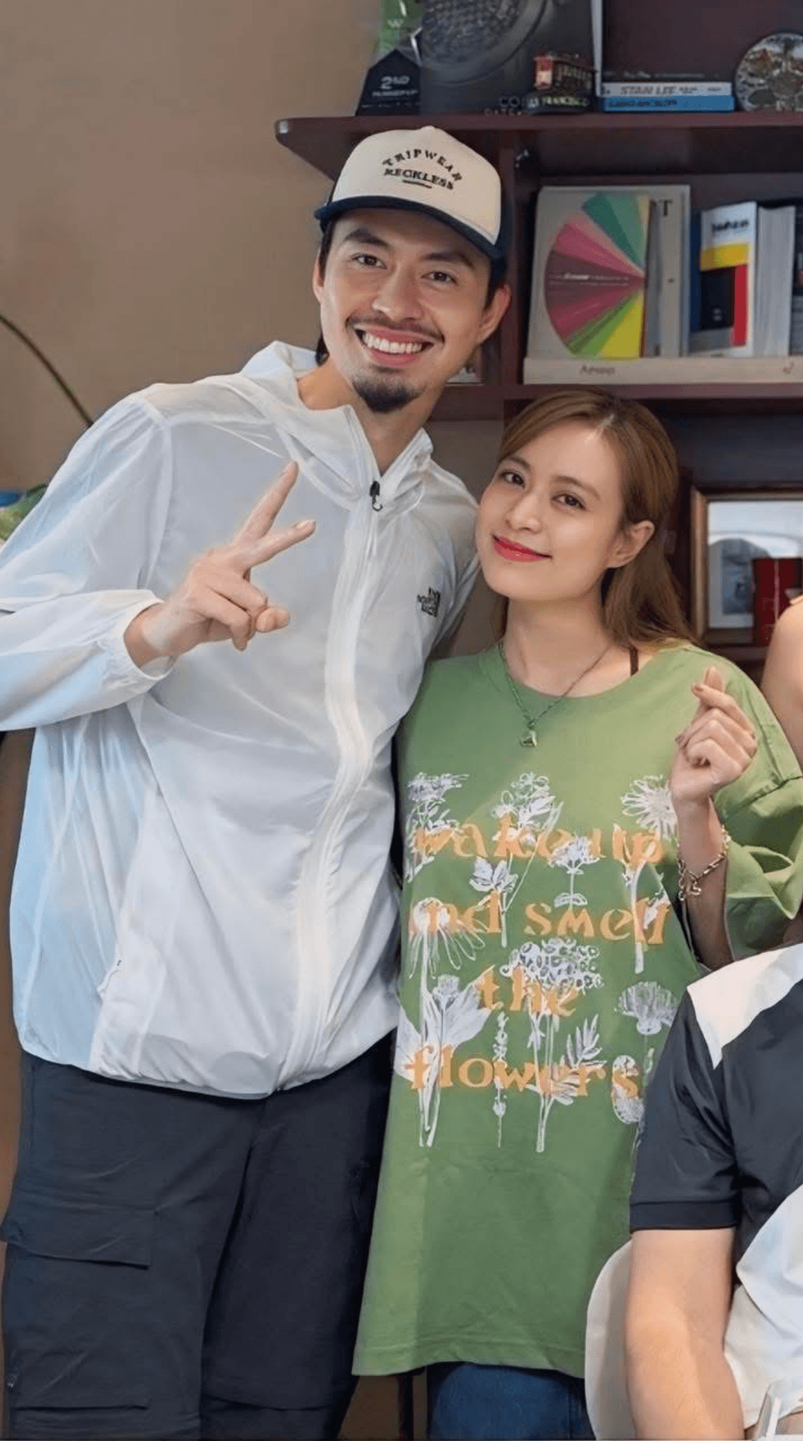 Đen Vâu và Hoàng Thùy Linh trong một buổi gặp gỡ bạn bè