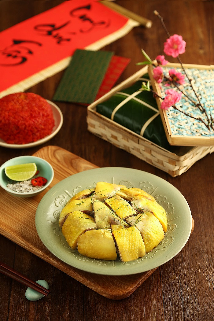 Bàn thờ gia tiên ngày Tết thường có bánh chưng, gà luộc