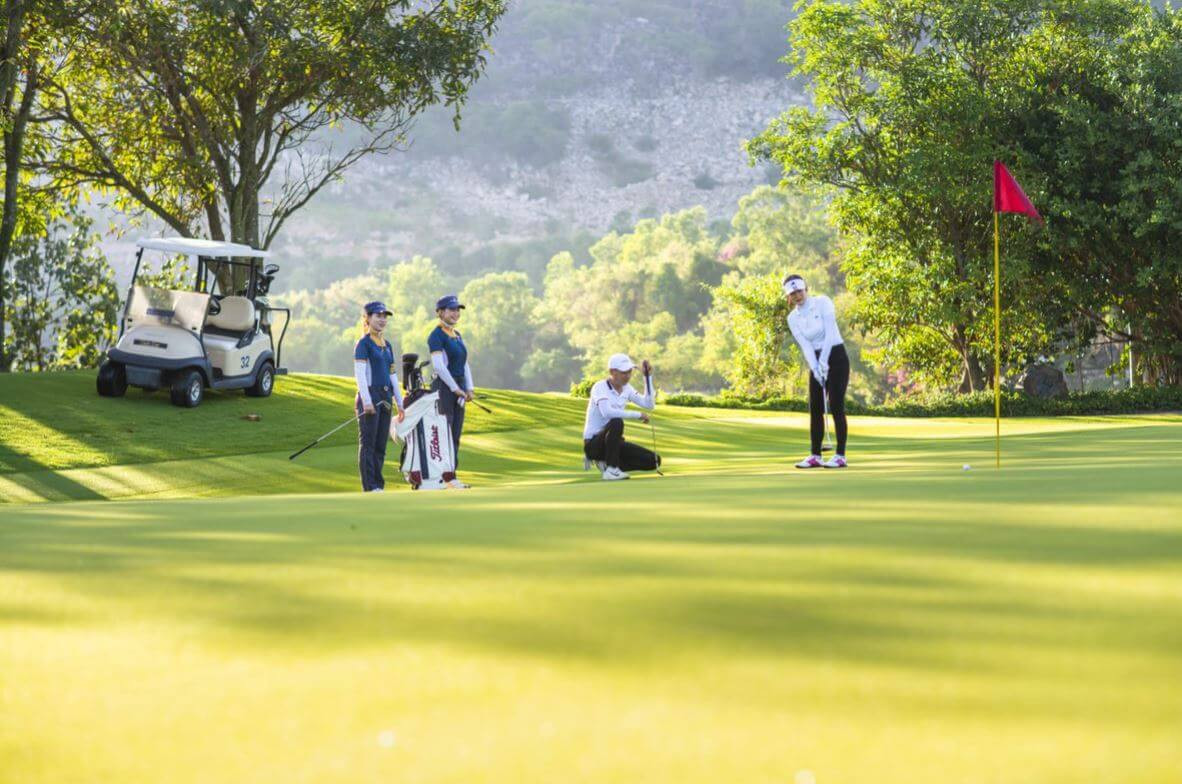 Học viên thực hành kỹ thuật nâng cao trong khóa học golf