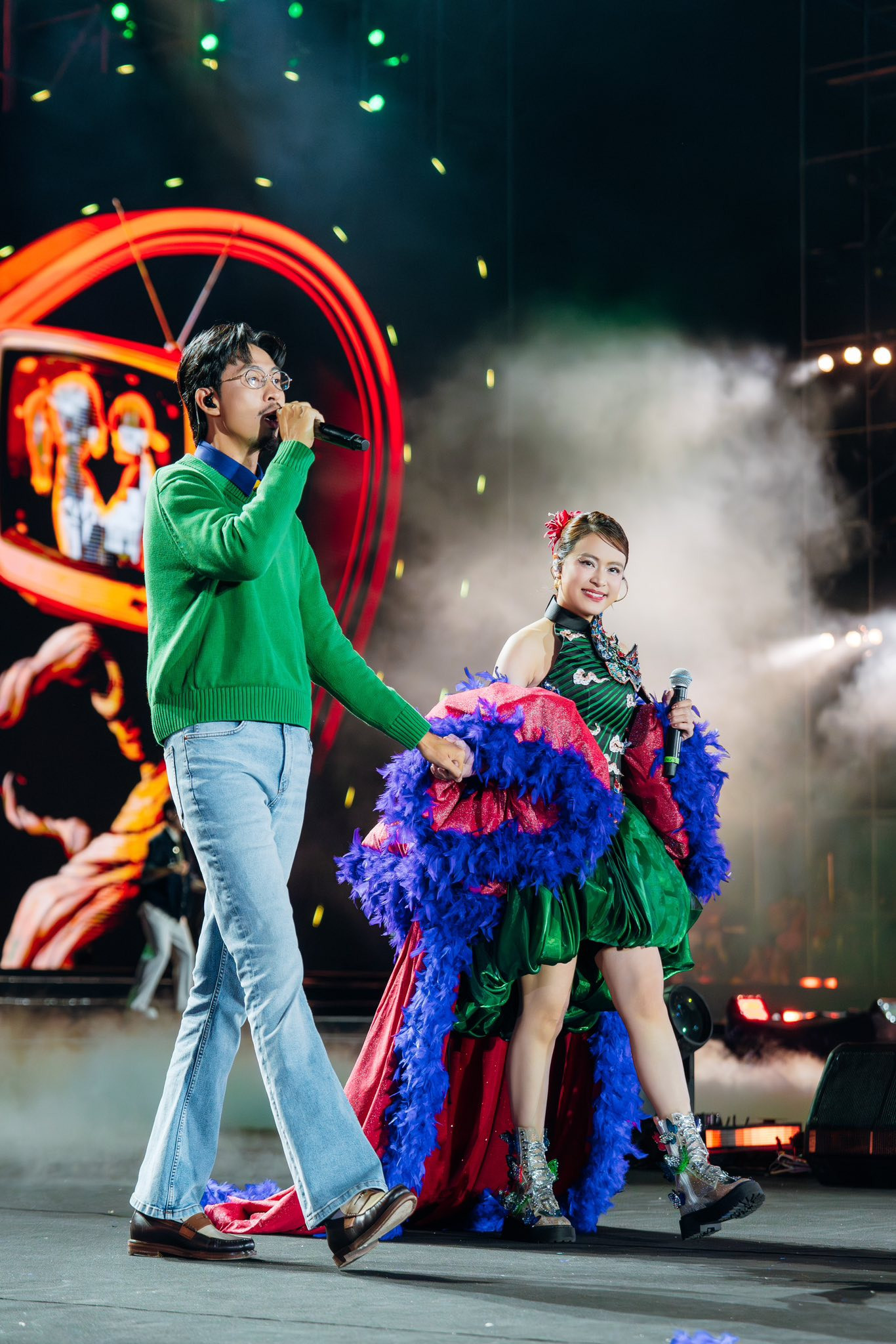 Hoàng Thùy Linh và Đen Vâu nắm tay nhau