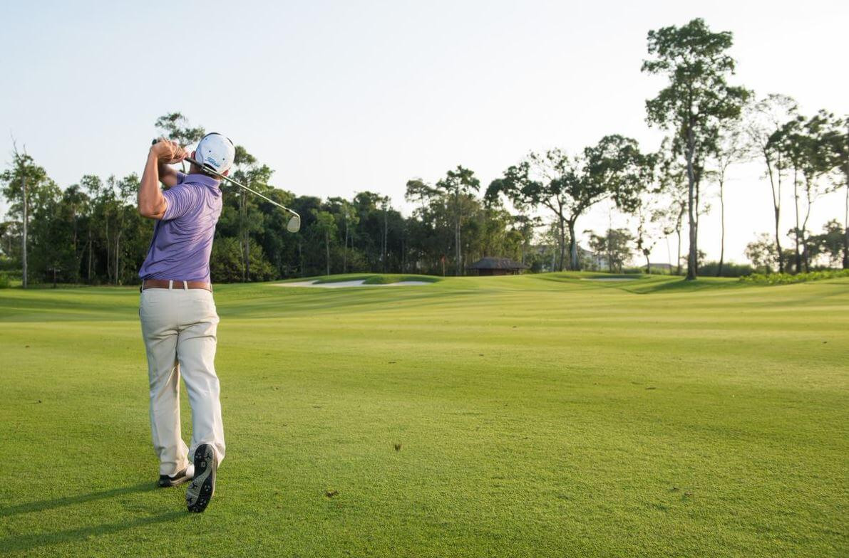 Chi phí sân golf 18 lỗ cho người chơi thực hành