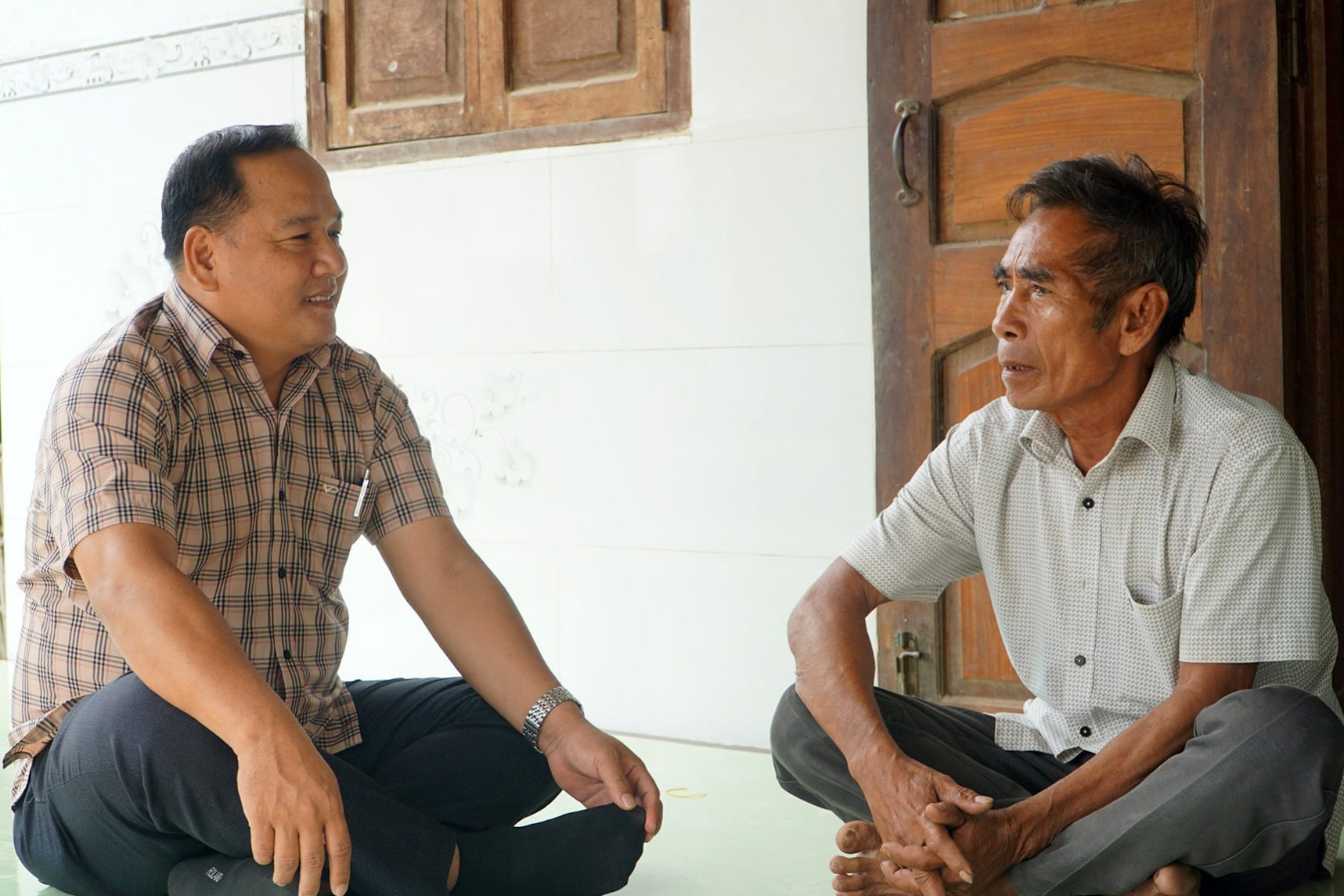 lanh-dao-xa-dong-kho-trao-doi-voi-nguoi-co-uy-tin-o-thon-4-.jpg