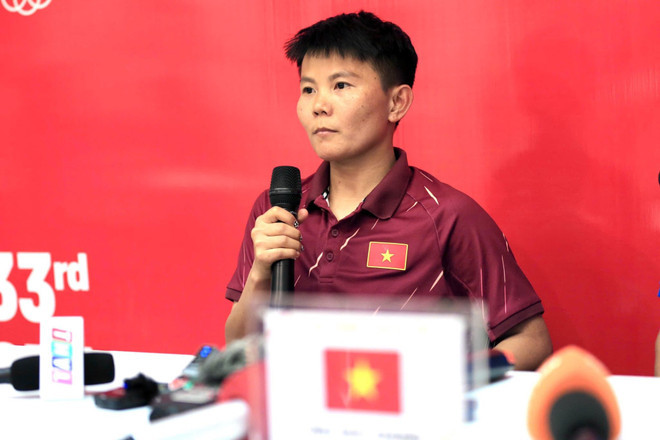 Bích Thùy phát biểu tại họp báo sau trận đấu. (Nguồn: VFF) bich-thuy-1412.jpg