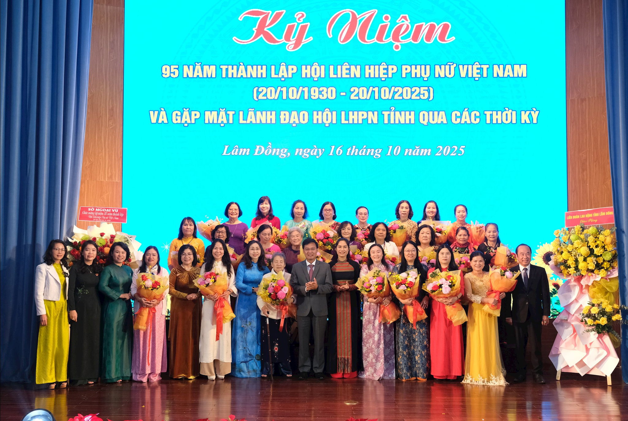 cac-dai-bieu-chup-hinh-luu-niem.jpg