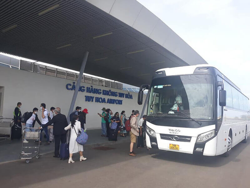 Khu vực sảnh chờ bên ngoài nhà ga Sân bay Phú Yên