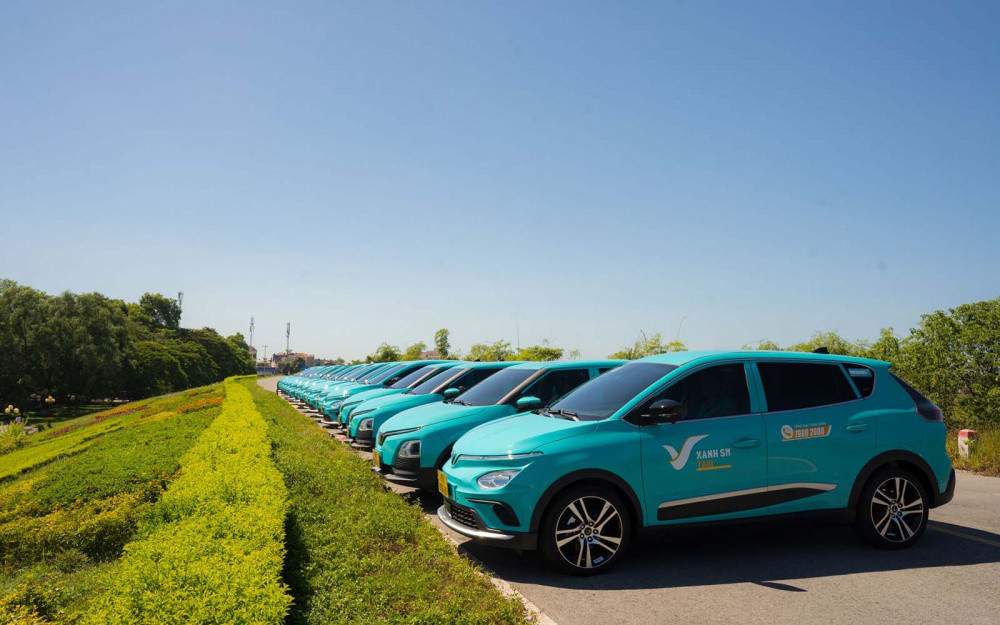 Xe taxi điện Xanh SM màu xanh đặc trưng tại Phú Yên