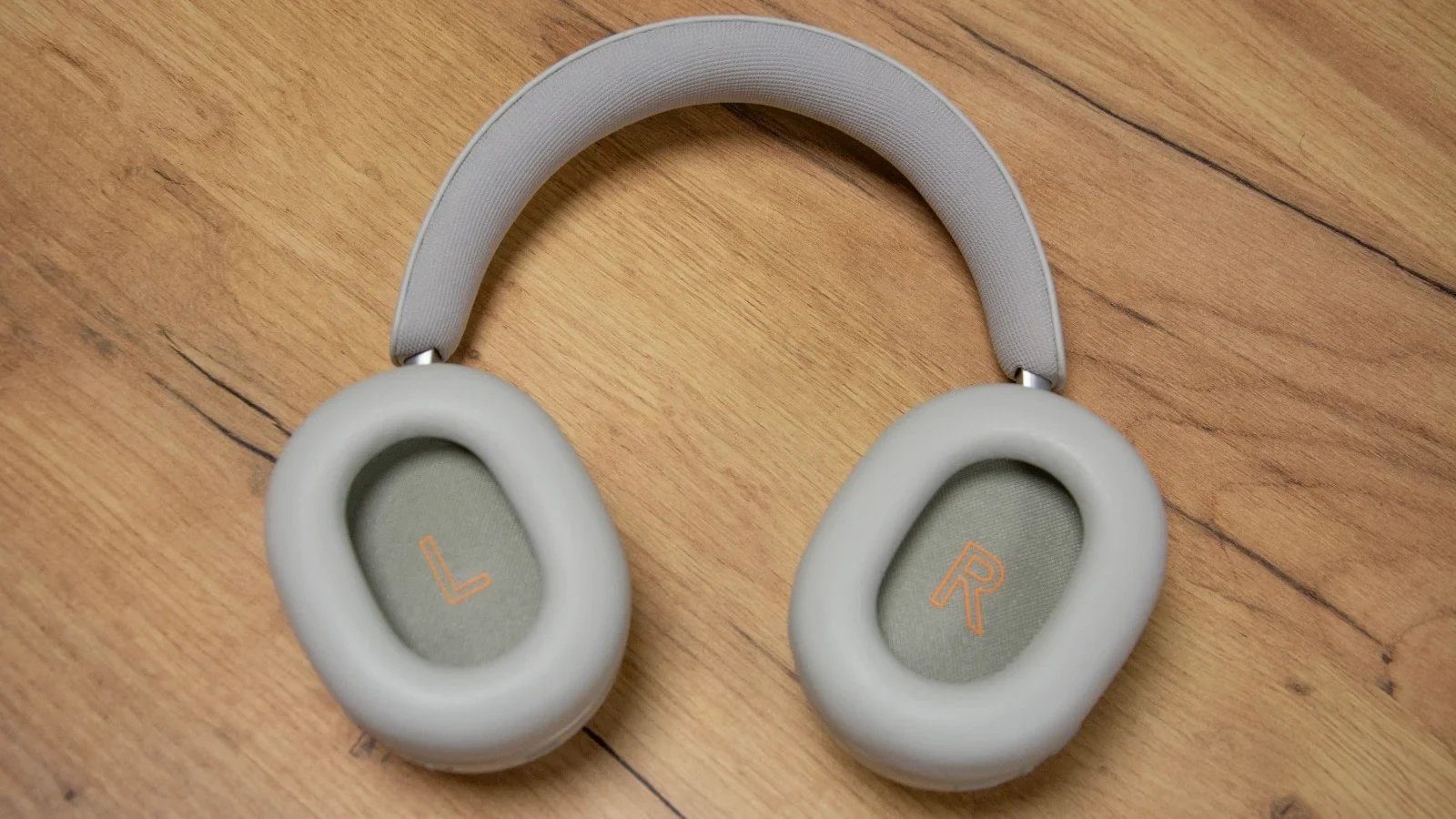 Một người đang đeo tai nghe Cambridge Audio Melomania P100 màu trắng