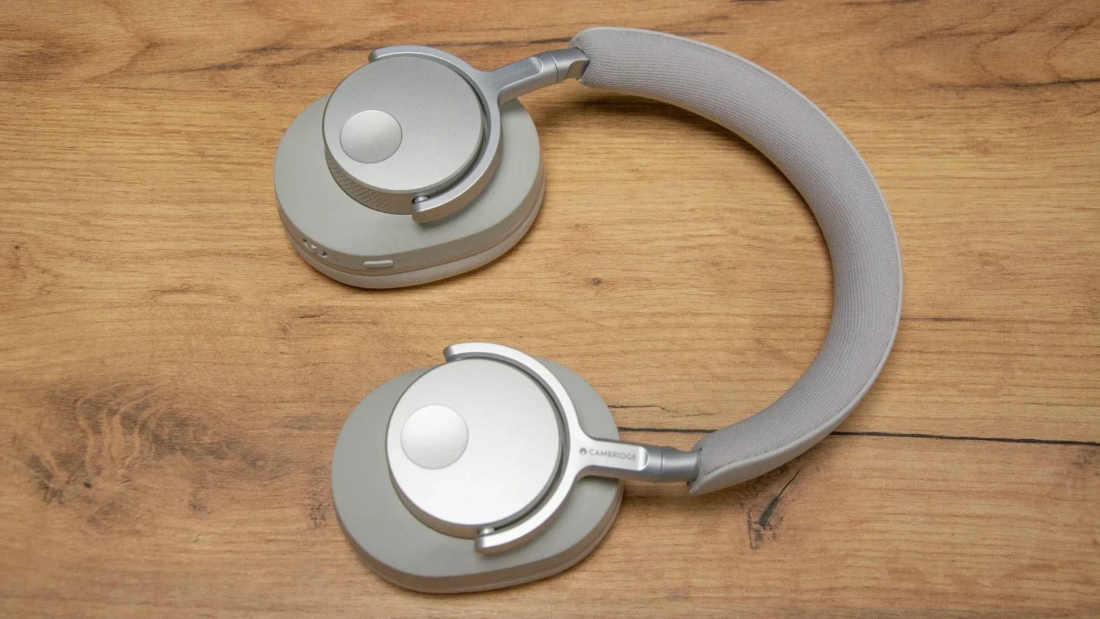Tai nghe Cambridge Audio Melomania P100 màu trắng với thiết kế hiện đại