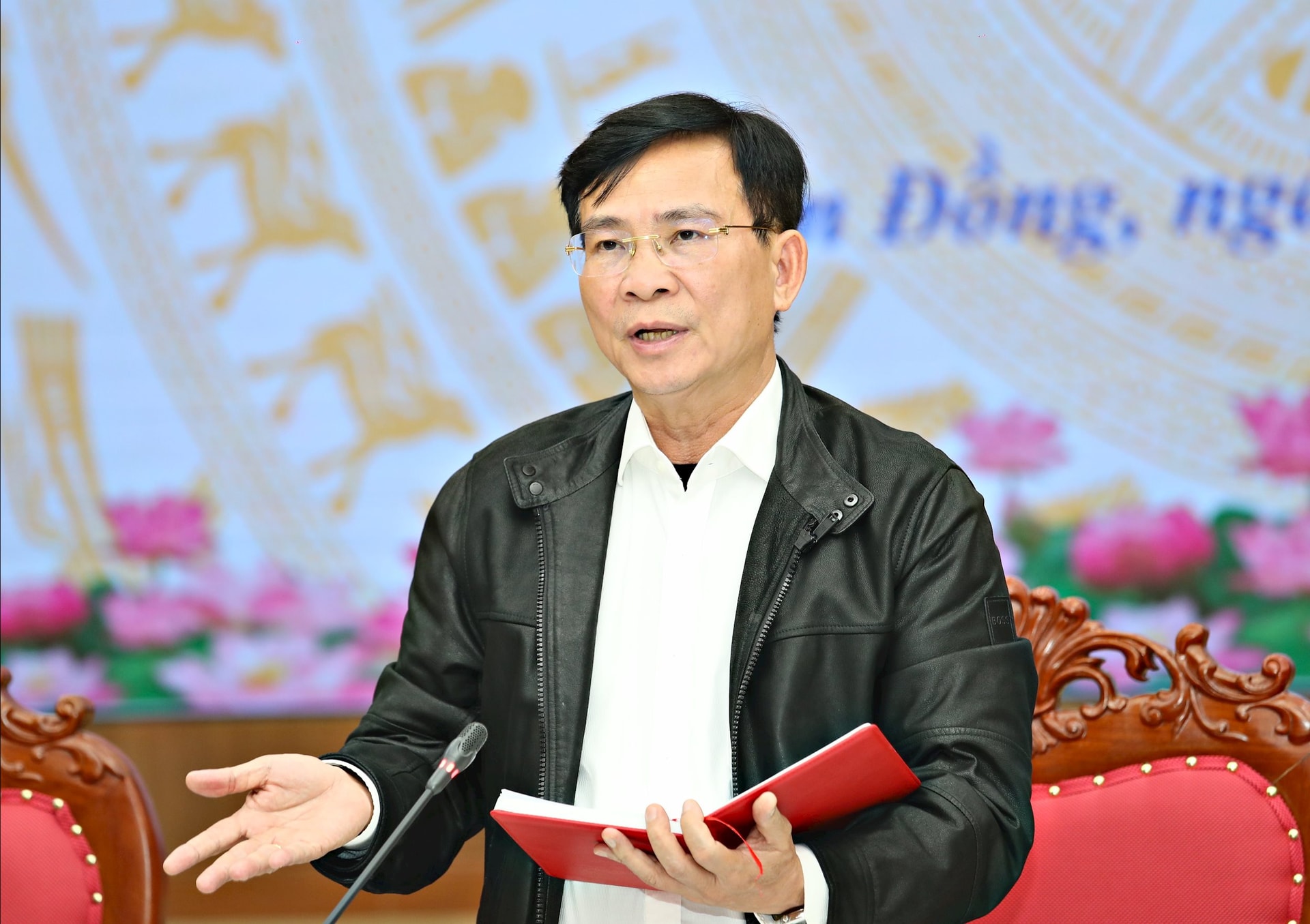 លោក ហូ វ៉ាន់ មឿយ អនុលេខាគណៈកម្មាធិការបក្សខេត្ត និងជាប្រធានគណៈកម្មាធិការប្រជាជនខេត្តឡាំដុង បានស្នើសុំឱ្យមន្ទីរ ស្ថាប័ន និងមូលដ្ឋាននានា អនុវត្តយ៉ាងម៉ឺងម៉ាត់នូវដំណោះស្រាយដើម្បីបែងចែកដើមទុនវិនិយោគសាធារណៈតាមកាលវិភាគដែលបានគ្រោងទុក។