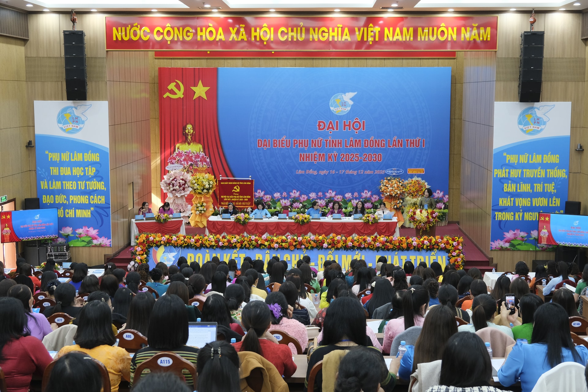 ប្រតិភូដែលចូលរួមកិច្ចប្រជុំសភា