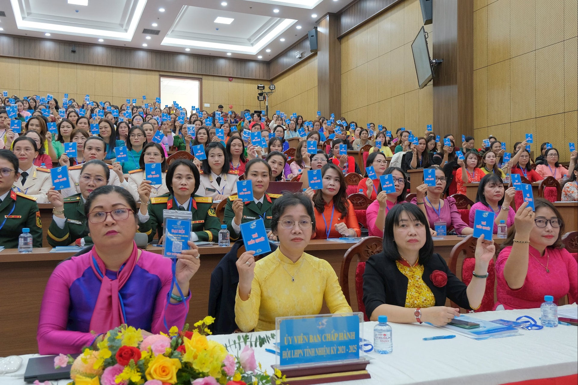 ប្រតិភូបានលើកប័ណ្ណបោះឆ្នោតរបស់ពួកគេ។